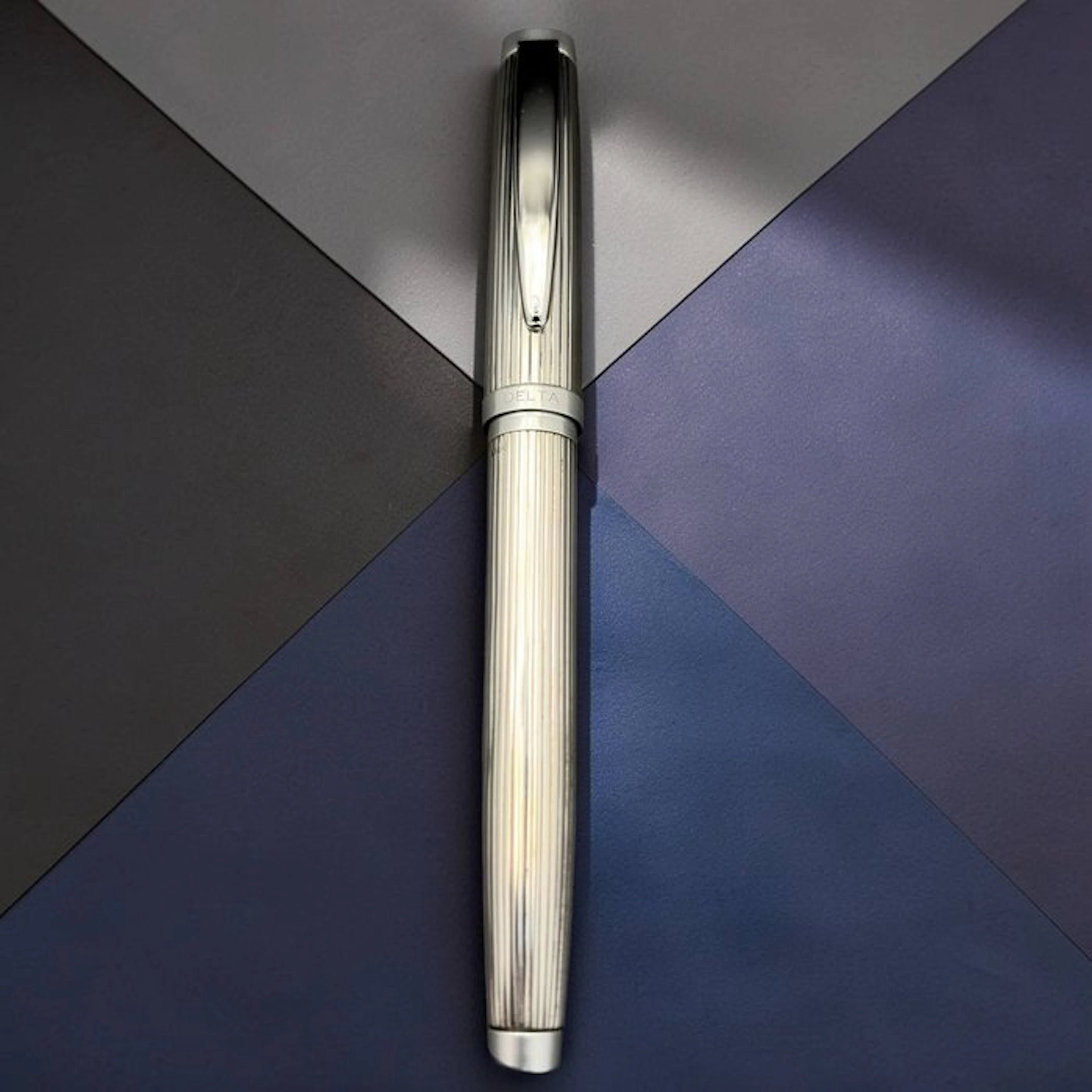 Delta - Metal Acanalado (Pinstripe / Fluted) - Fountain pen