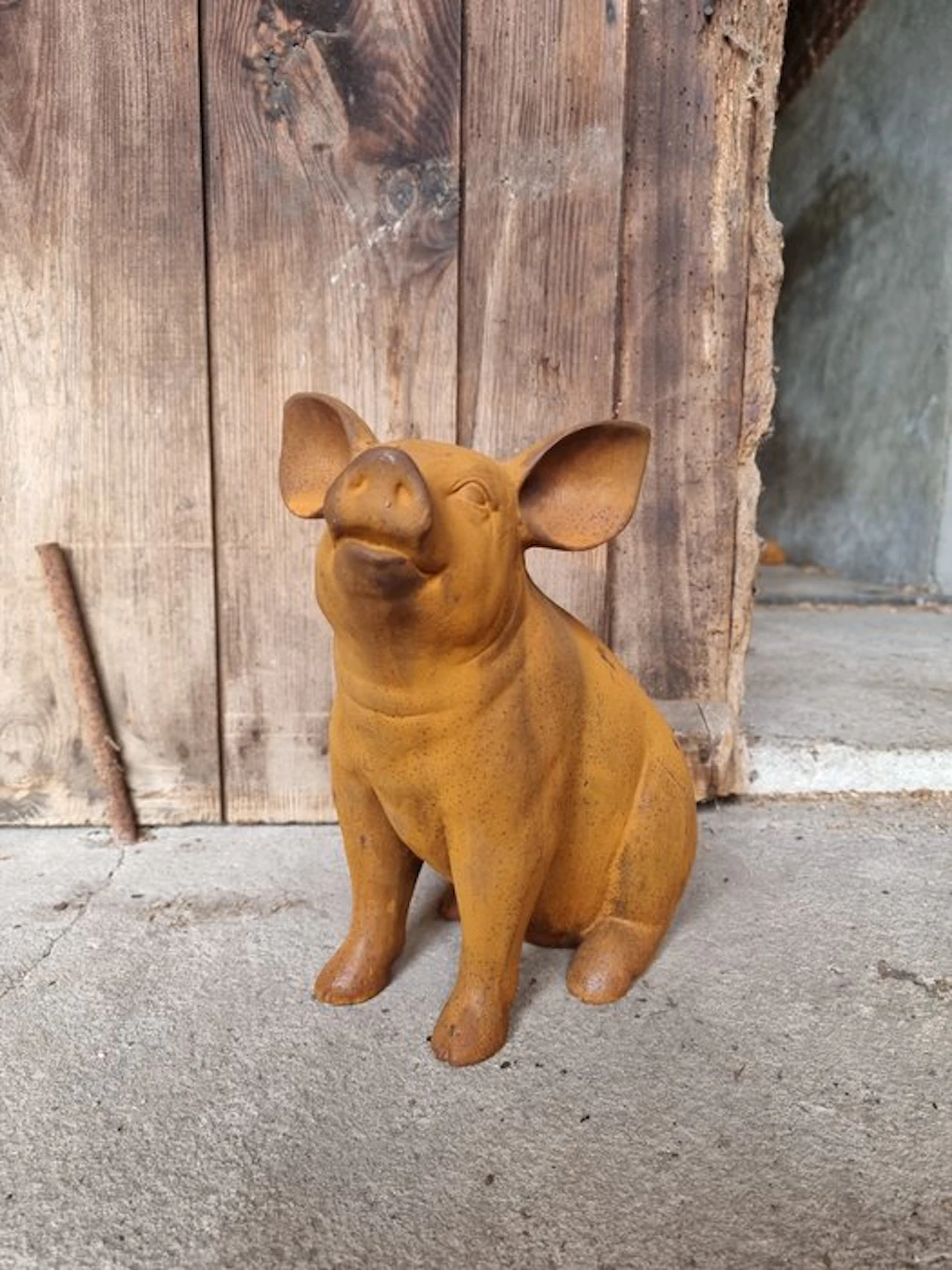Sculpture, Zittend varken - 29 cm - Iron