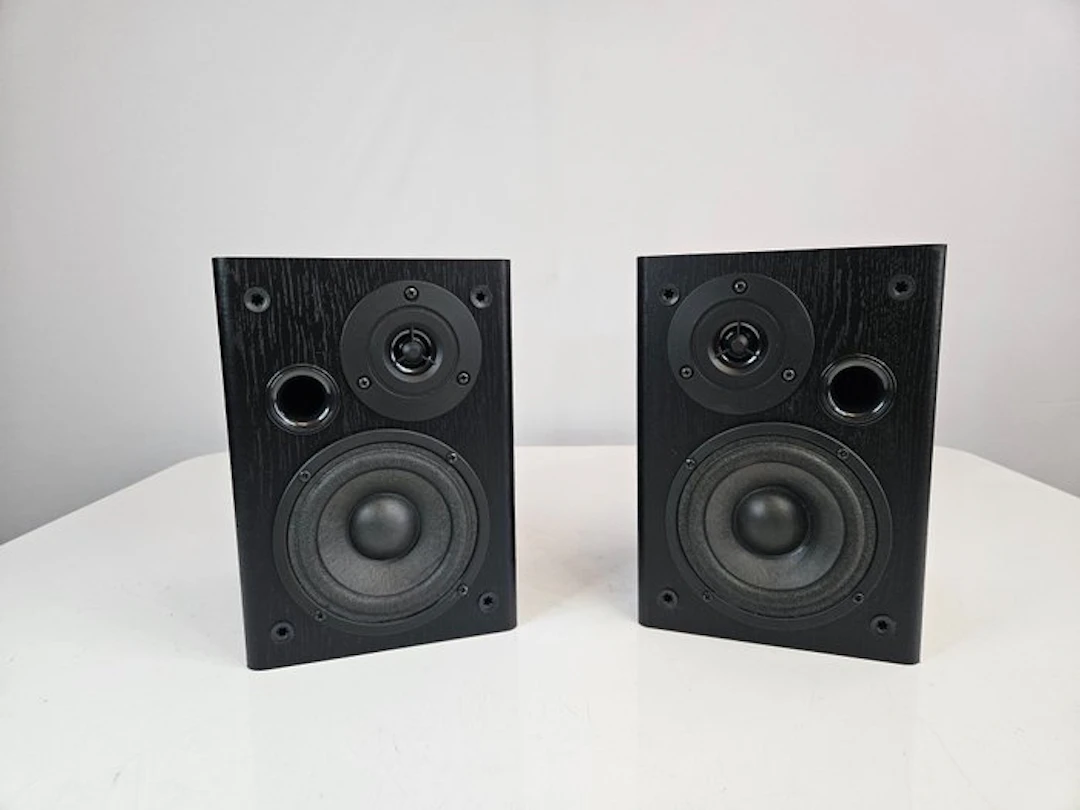 Akai - AMP-120 / 2-Way Sealed-Box Bookshelf Speaker set