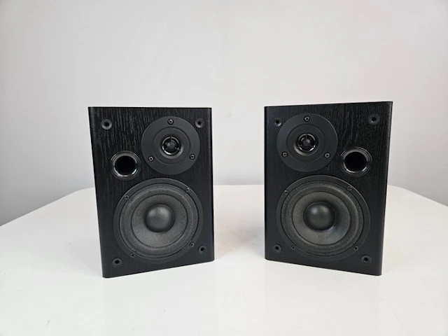Akai - AMP-120 / 2-Way Sealed-Box Bookshelf Speaker set