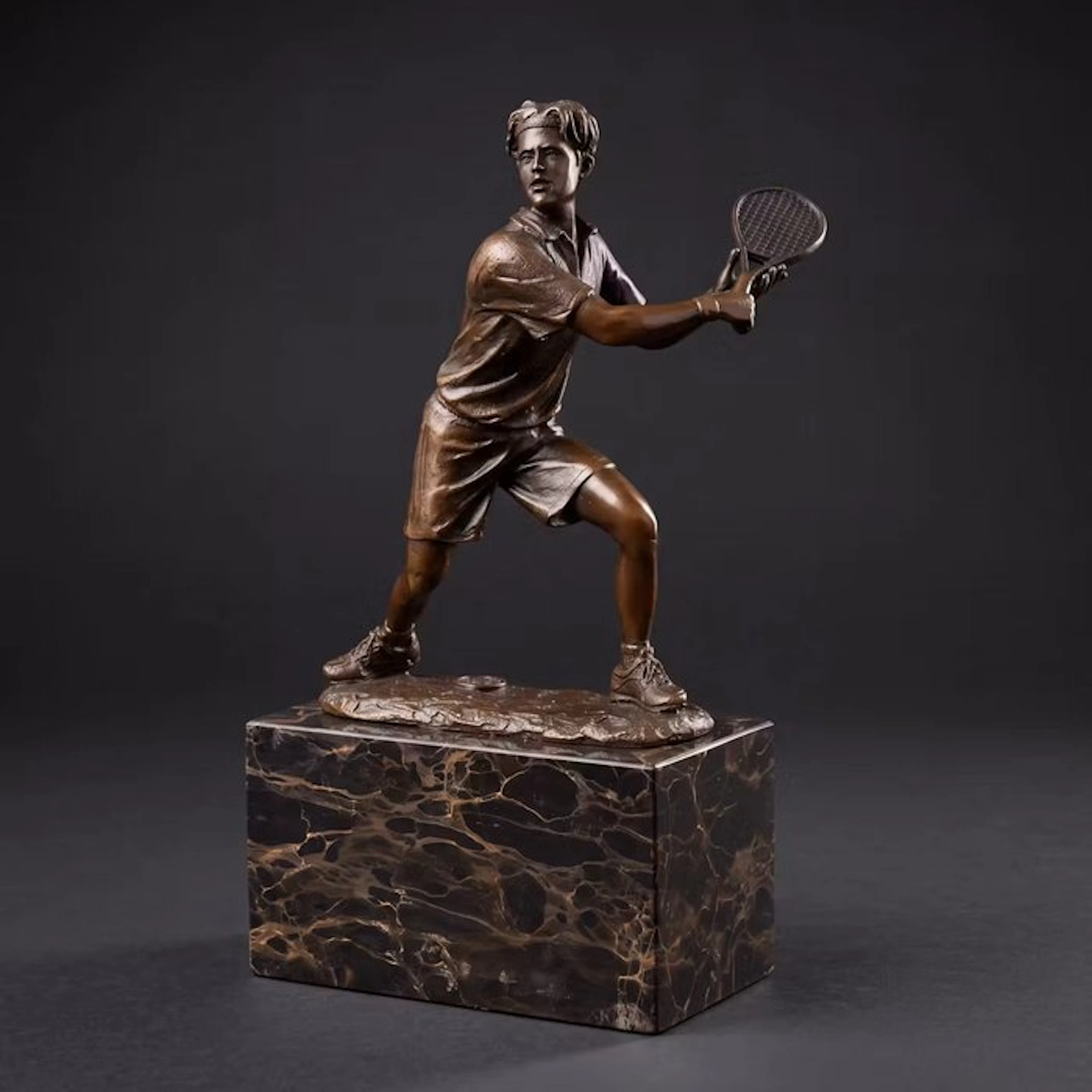 Statue, Bronzen sculptuur van een tennisspeler