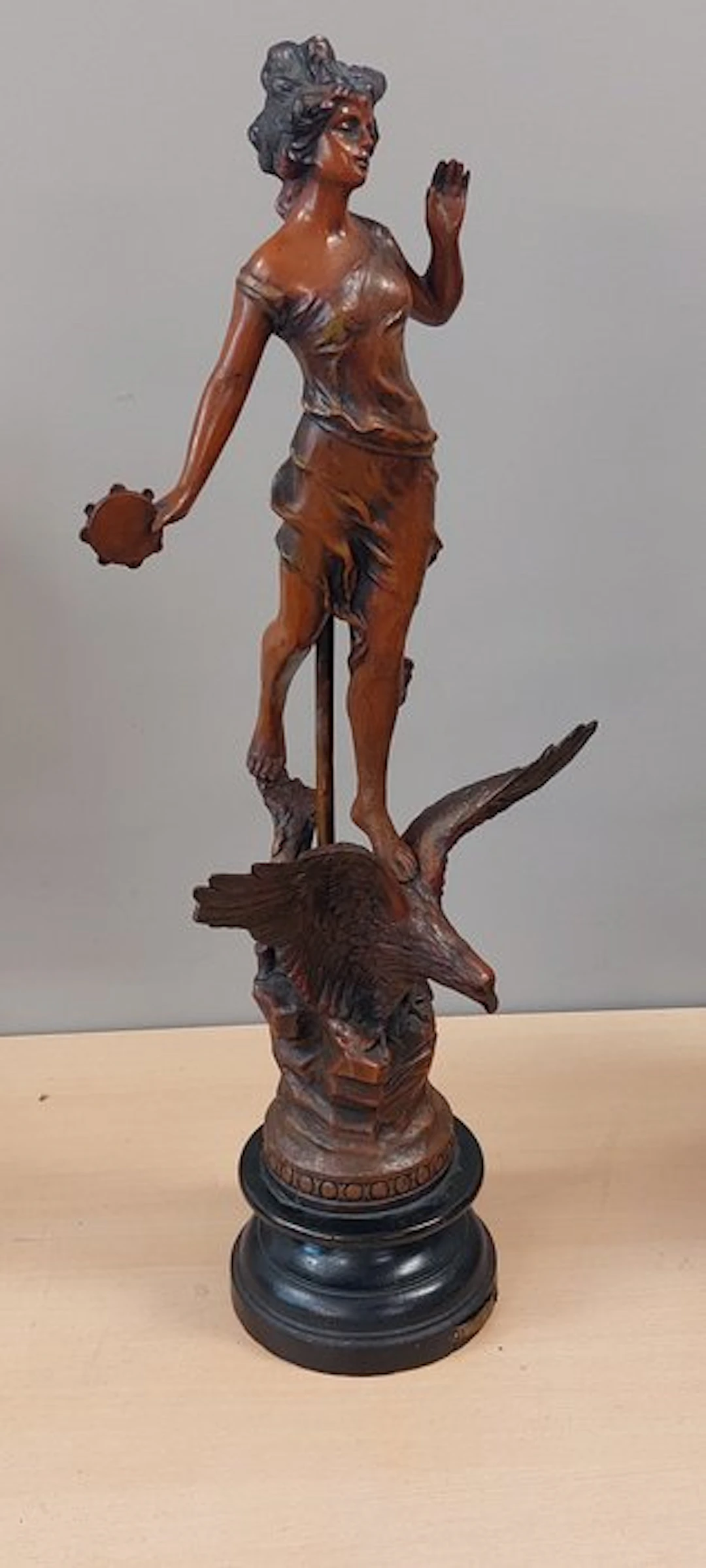 Statue, vrouw op vogel - 71 cm - Spelter