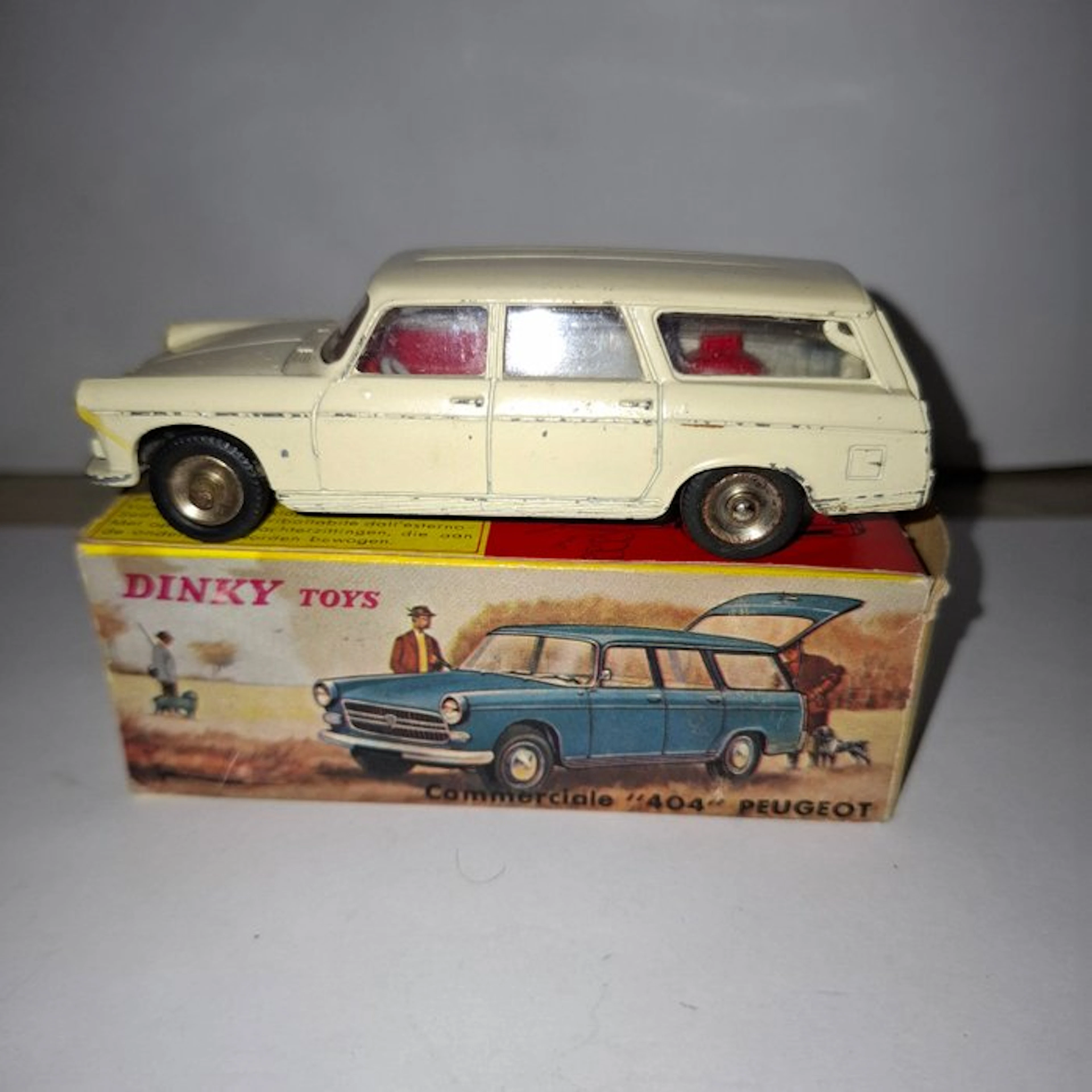 Dinky Toys 1:43 - Model car - Peugeot 404 Break