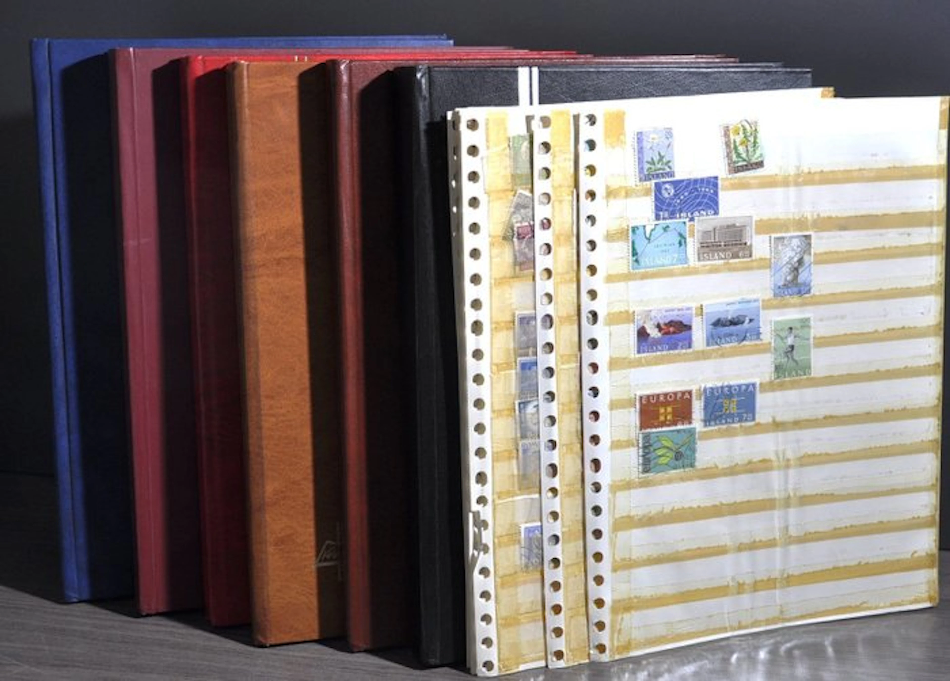 World - A sorting lot with stamps from various countries...