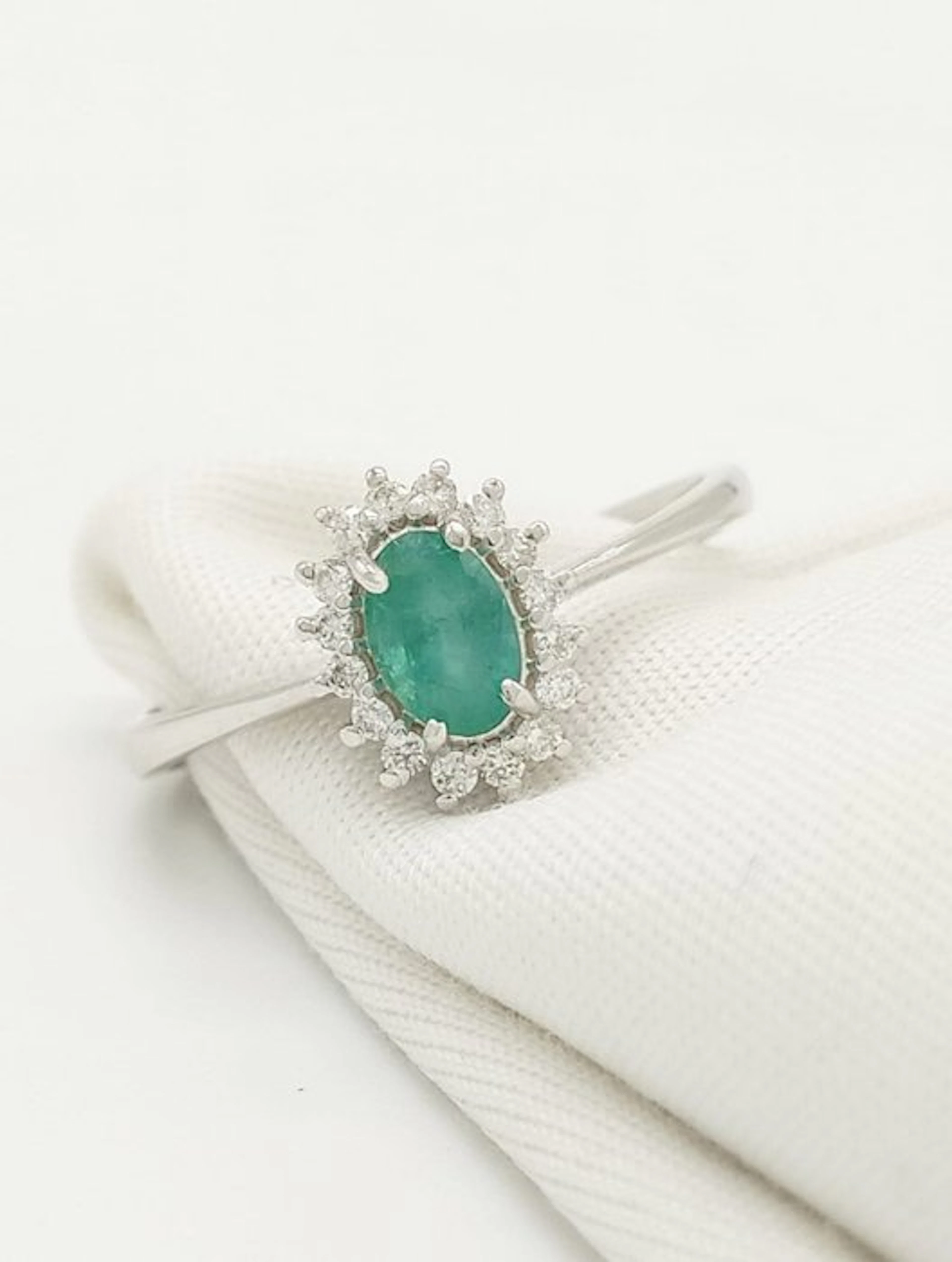 Ring - 18 kt. White gold Emerald - Diamond