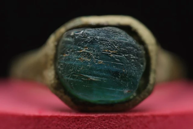 Medieval (Gothic) - Green Stone Decorated Bronze Ring...