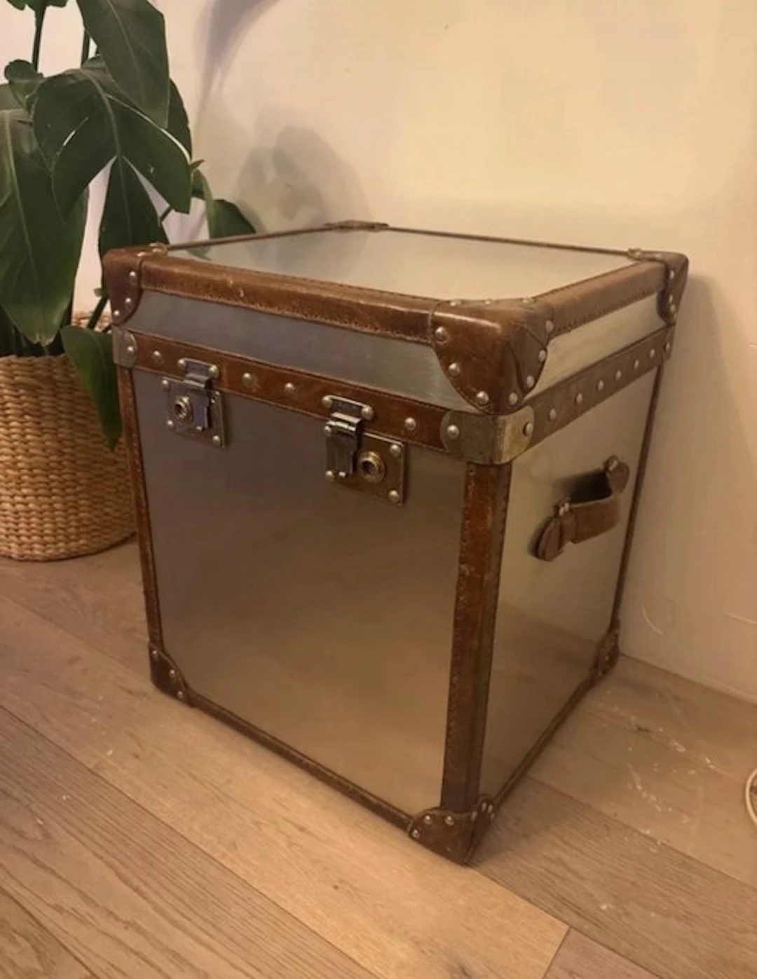 Timothy Oulton - Side table - London Steamer Hat Trunk - Steel