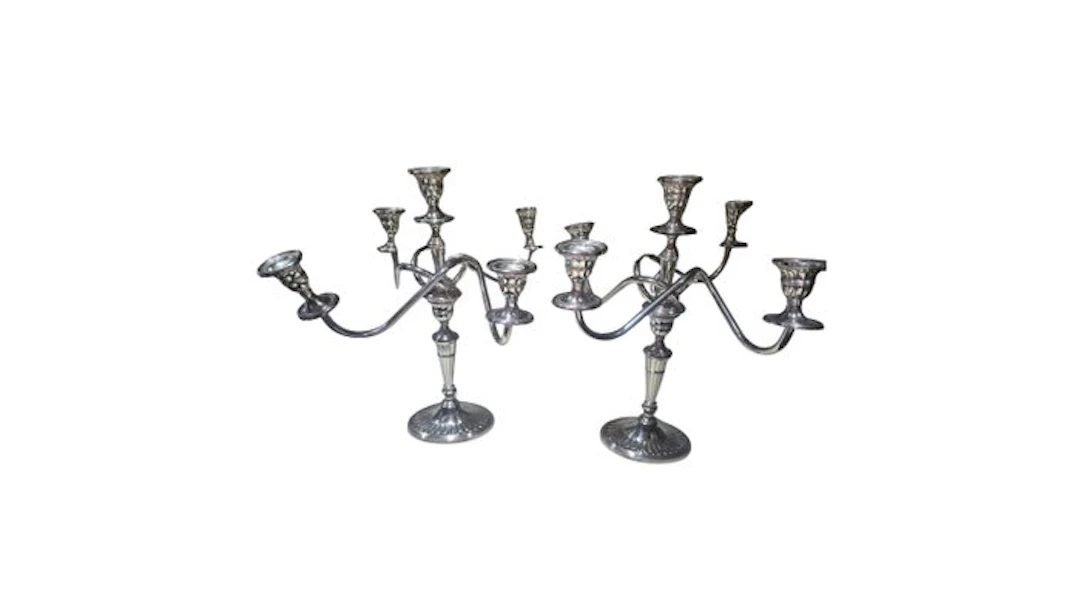 Pareja de candelabros de cinco luces en metal plateado – España