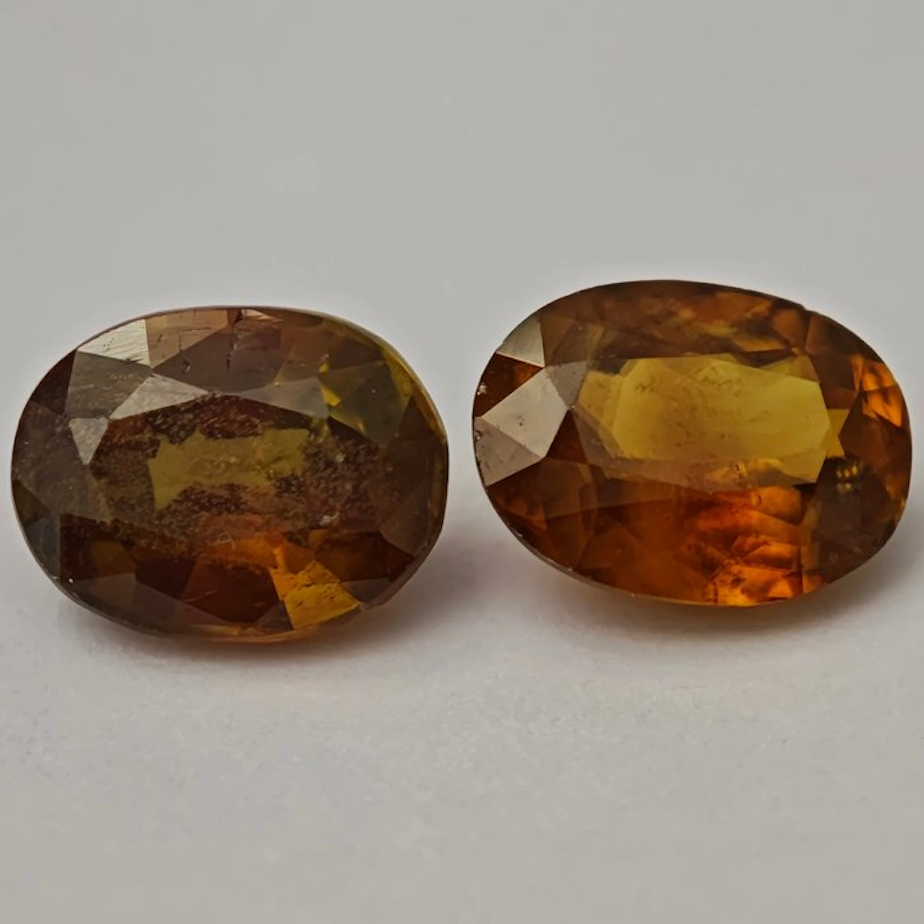 No reserve price - 2 pcs Sphene - 3.79 ct - Antwerp...