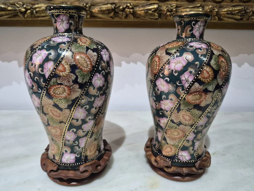 Pair of Showa vases - Porcelain - Japan - Shōwa period (1926-1989)