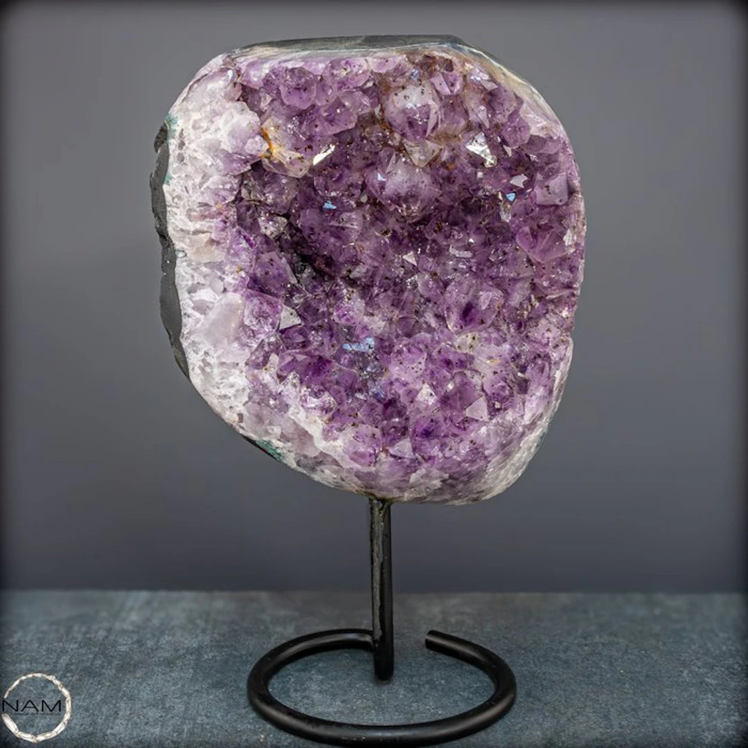 Radiant amethyst on a metal stand – elegance in violet splendor