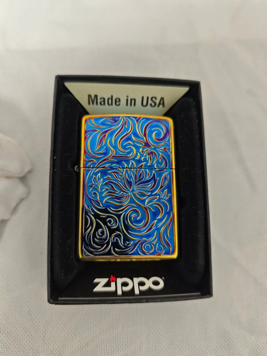 Zippo - Tonalità oro con decorazioni ad arabeschi e...