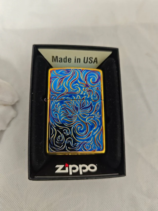 Zippo - Tonalità oro con decorazioni ad arabeschi e...