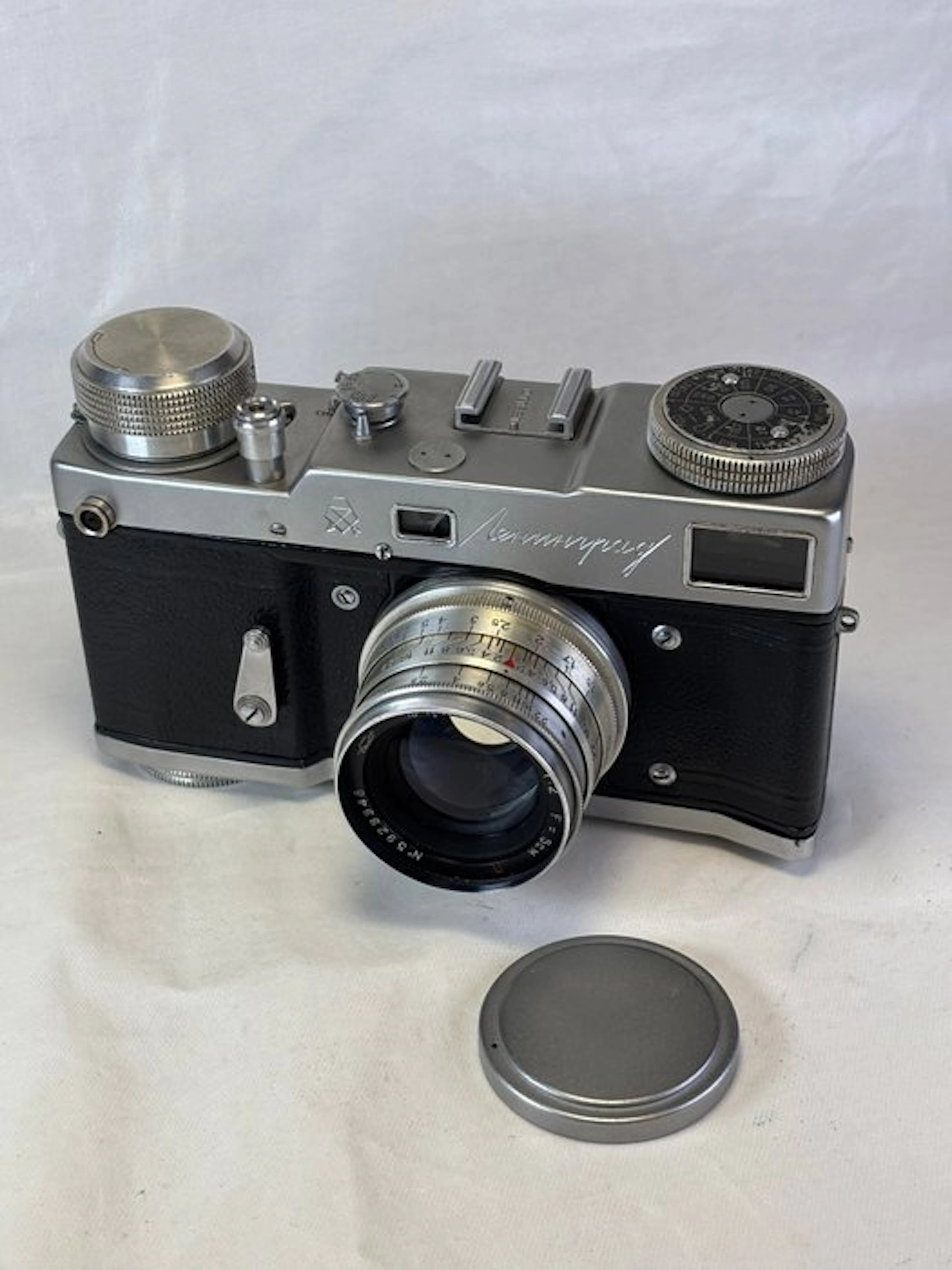 GOMZ Leningrad ( 4 screw ) 1964 2/5 cm lens Analogue camera