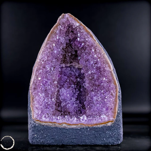 Natural amethyst druzy – an impressive natural work of art full of depth