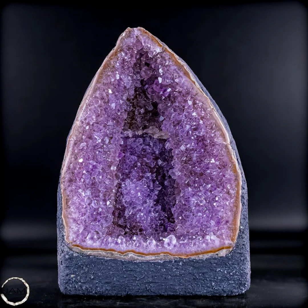 Natural amethyst druzy – an impressive natural work of art full of depth