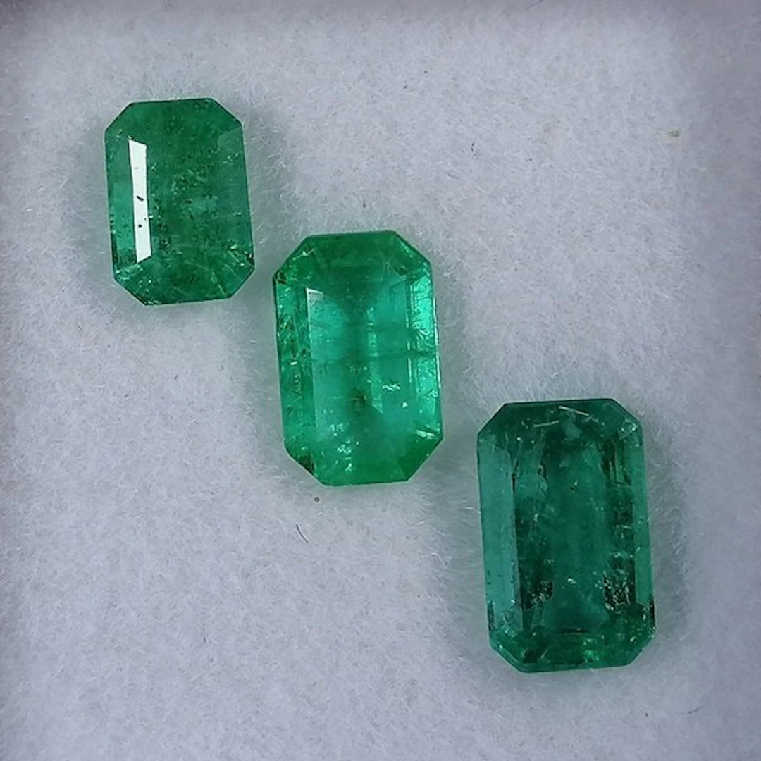 3 pcs Green Emerald - 1.92 ct - Instituto Gemólogico Español (IGE) - Minor Oil