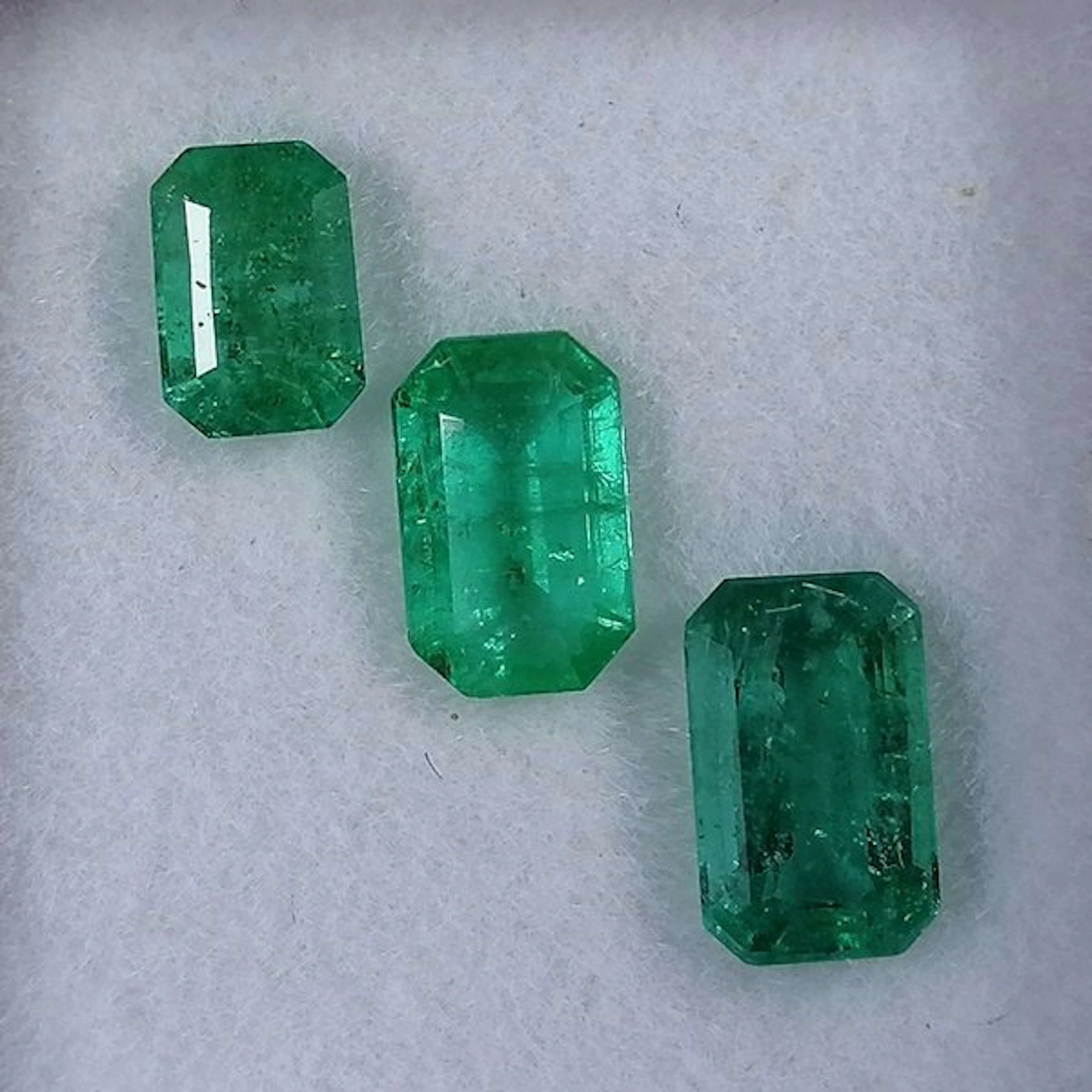 3 pcs Green Emerald - 1.92 ct - Instituto Gemólogico Español (IGE) - Minor Oil