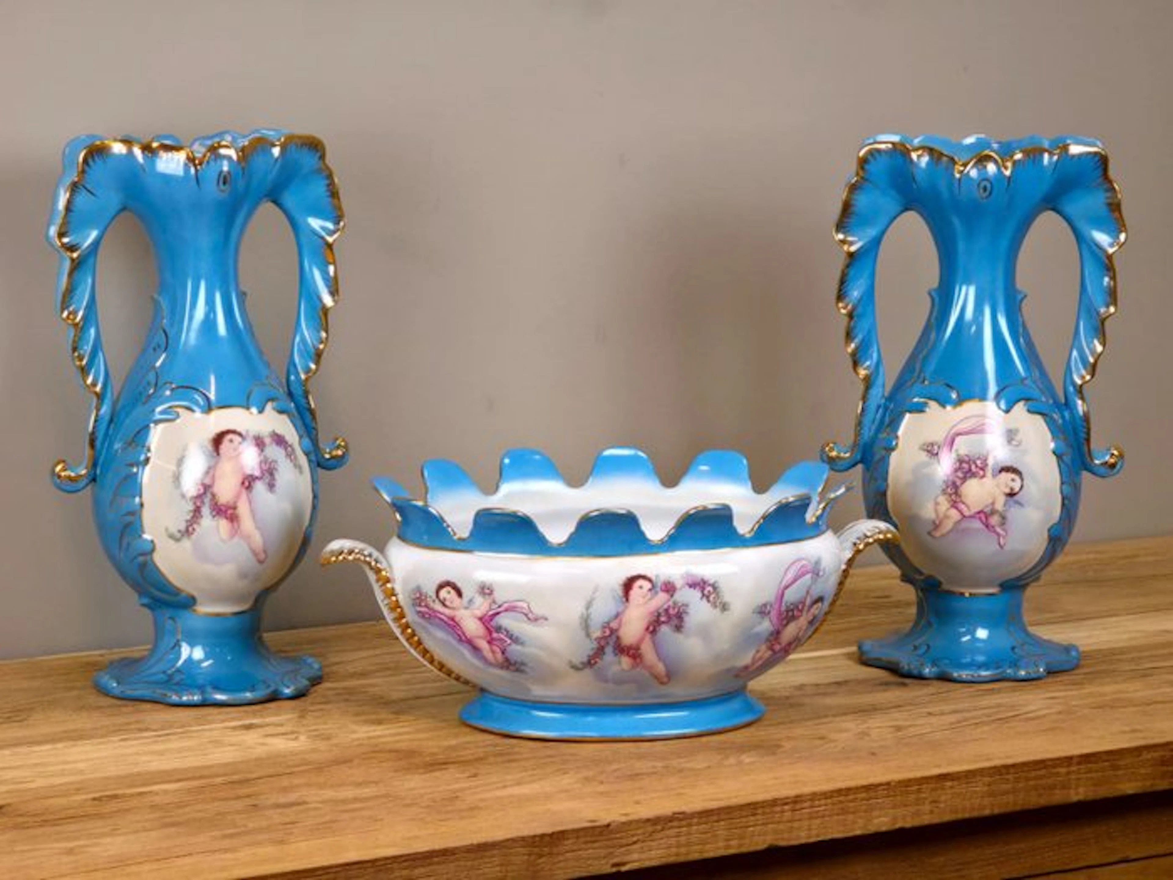 Centrepiece (3) - Porcelain - Three-piece table centerpiece, putti