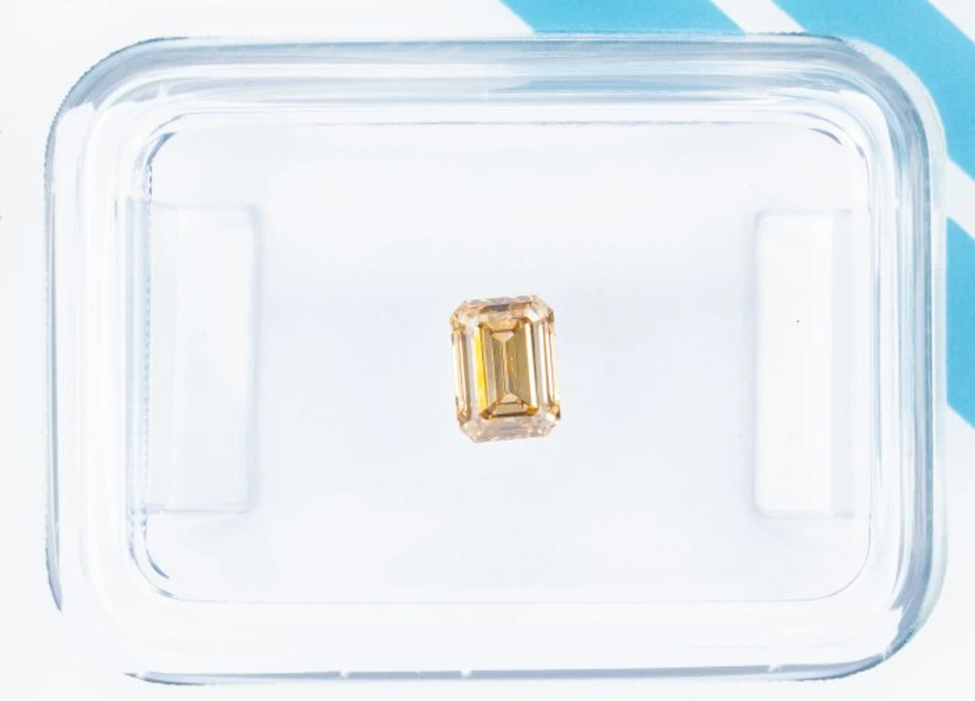 No reserve price - 1 pcs Diamond (Natural coloured)...