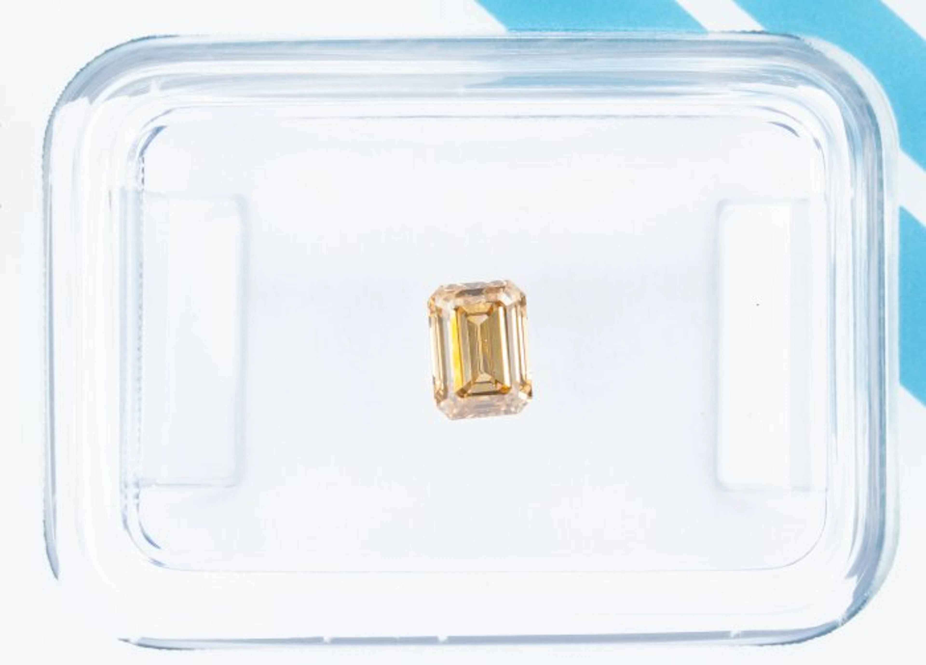 No reserve price - 1 pcs Diamond (Natural coloured)...