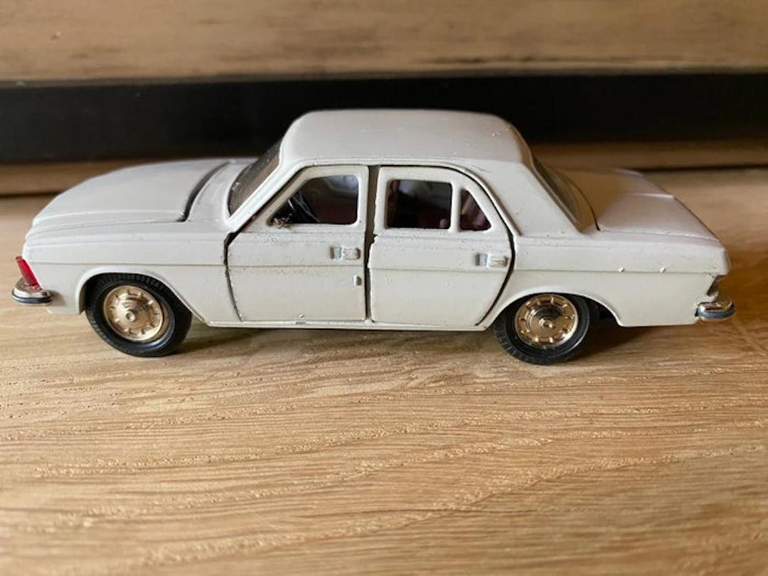 Made in USSR 1:43 - Model car - GAZ Volga 3102