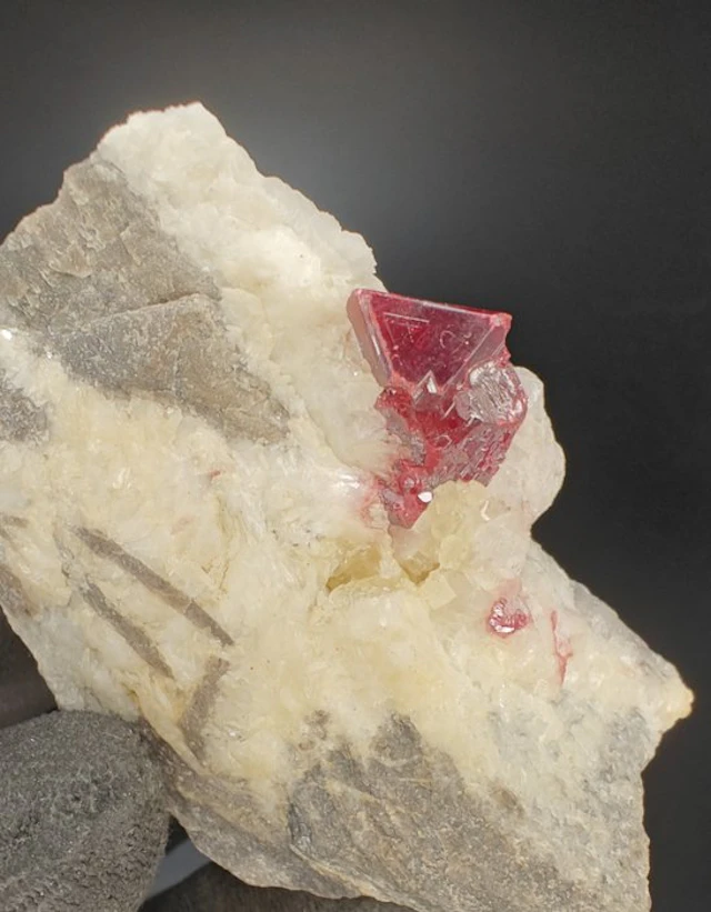 Cinnabar over dolomite Crystals on matrix - Height: 7 cm - Width: 5 cm- 91 g