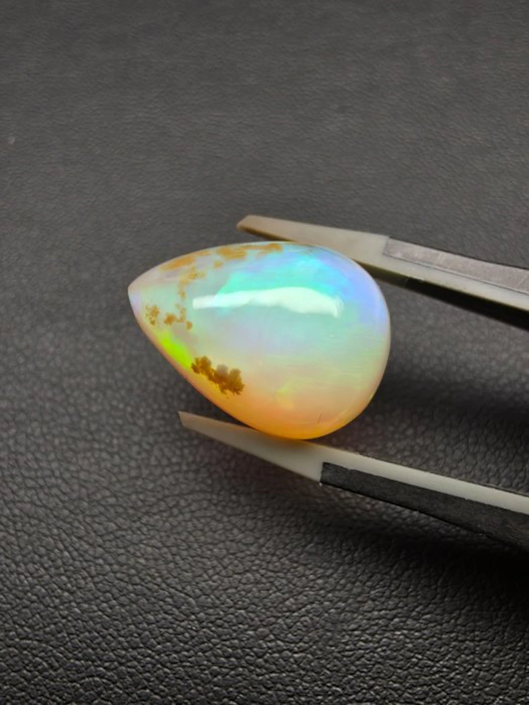 13.4cts Natural White Opal Cabochon - Height: 18 mm - Width: 13.7 mm- 2.68 g