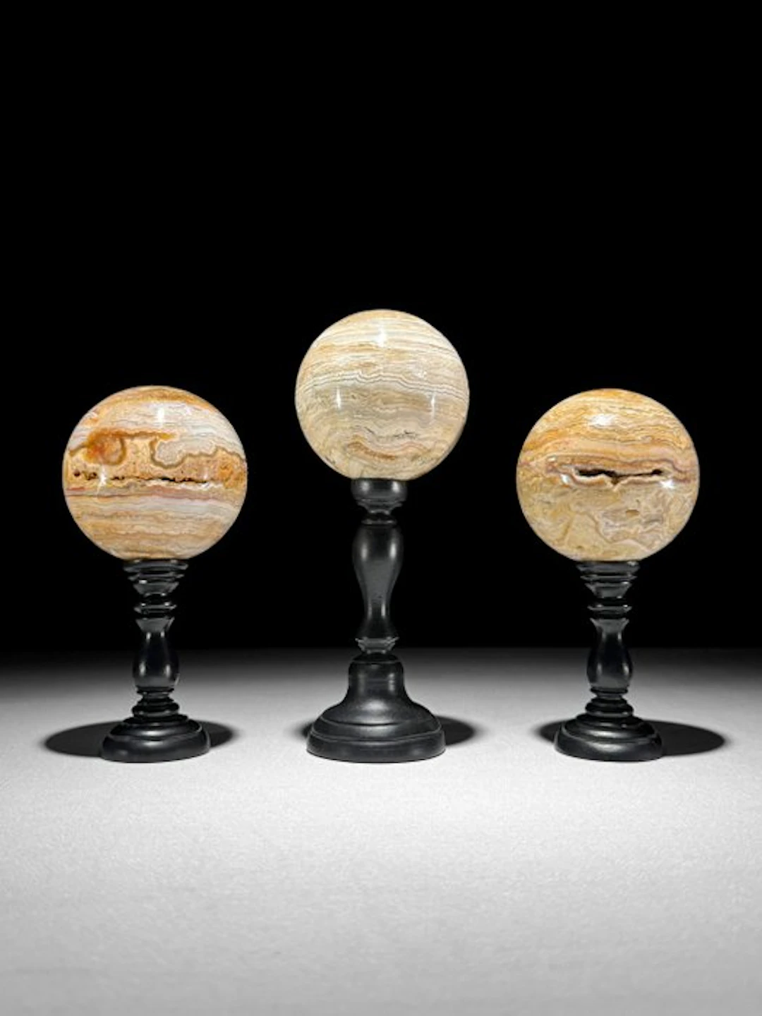 NO RESERVE PRICE - Wonderful set of 3 Lace agate Sphere on custom