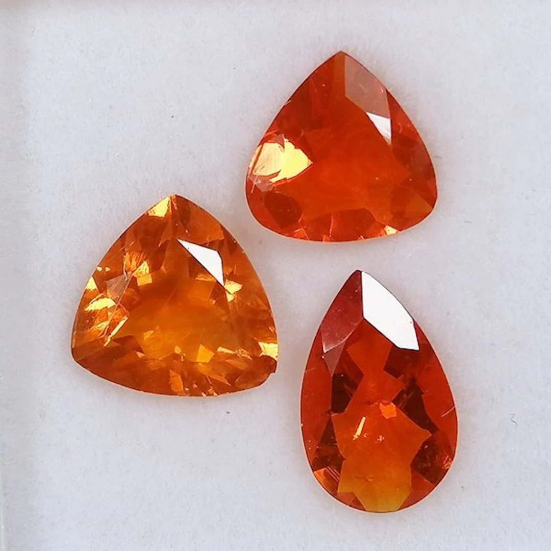 3 pcs Opal - 2.22 ct - Instituto Gemólogico Español (IGE) - No Treatments