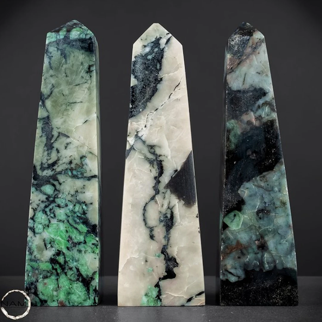 Emerald – Three artfully cut obelisks with a personalized...