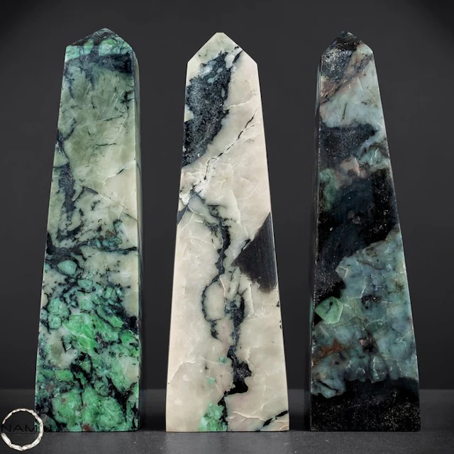 Emerald – Three artfully cut obelisks with a personalized...
