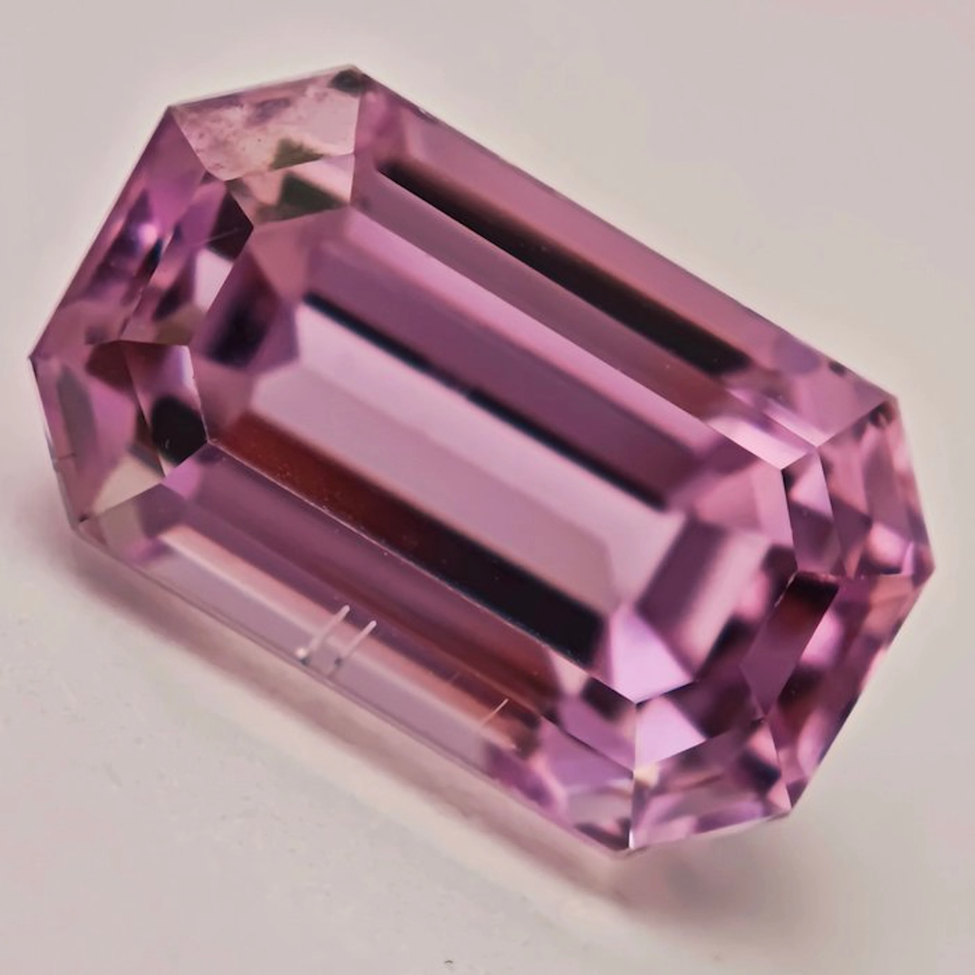 No reserve price Kunzite - 11.44 ct - Antwerp Laboratory...