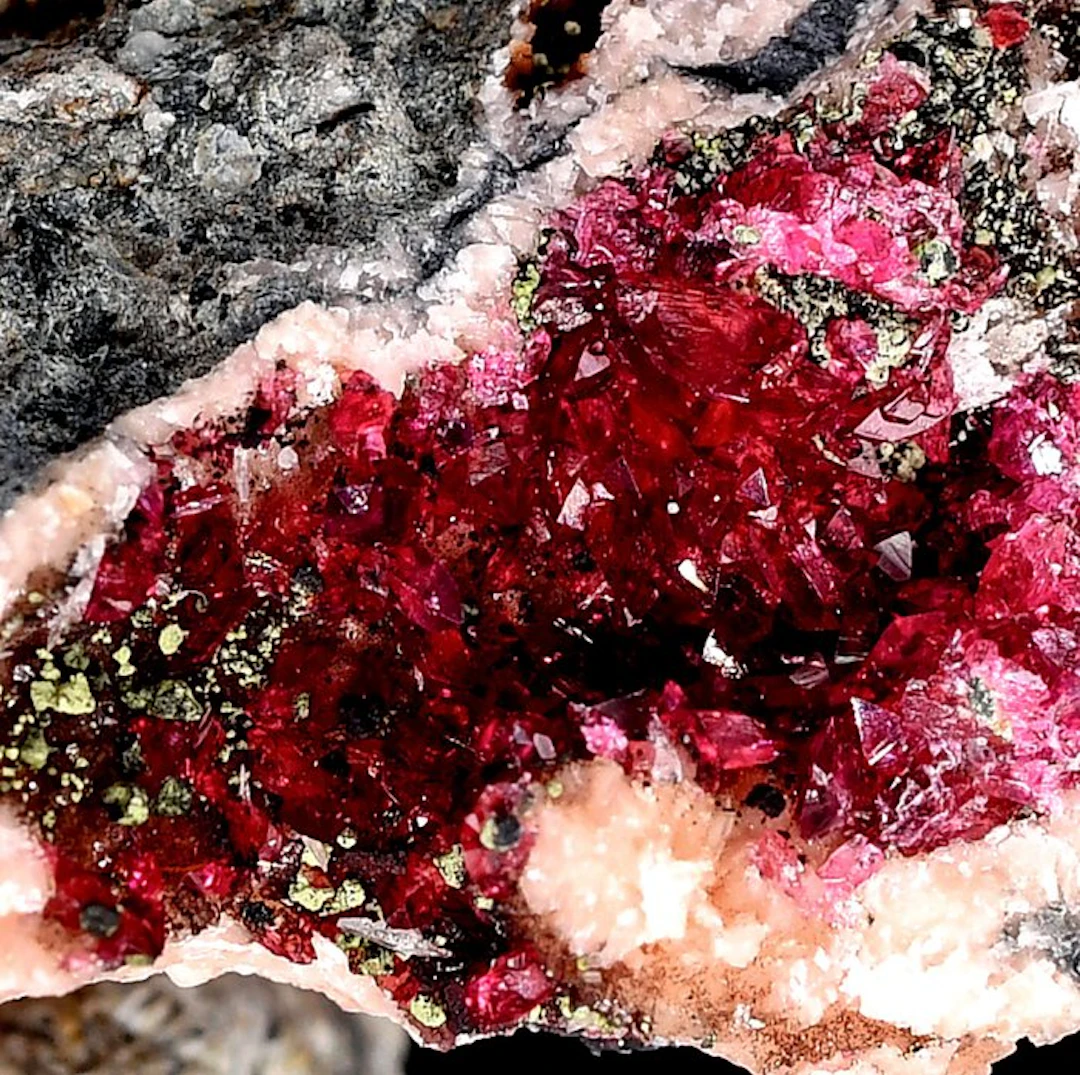 Wonderful gemmy deep fuxia Roselite and green...