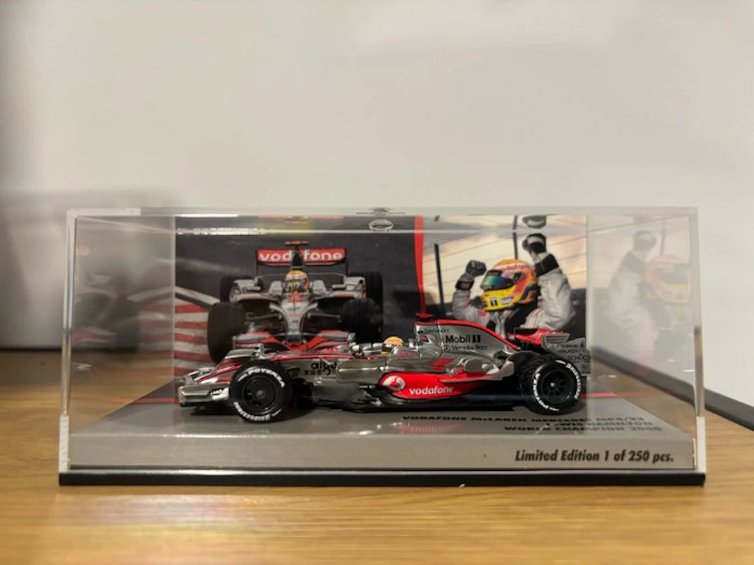 MiniChamps 1:43 - Model race car - Vodafone McLaren...