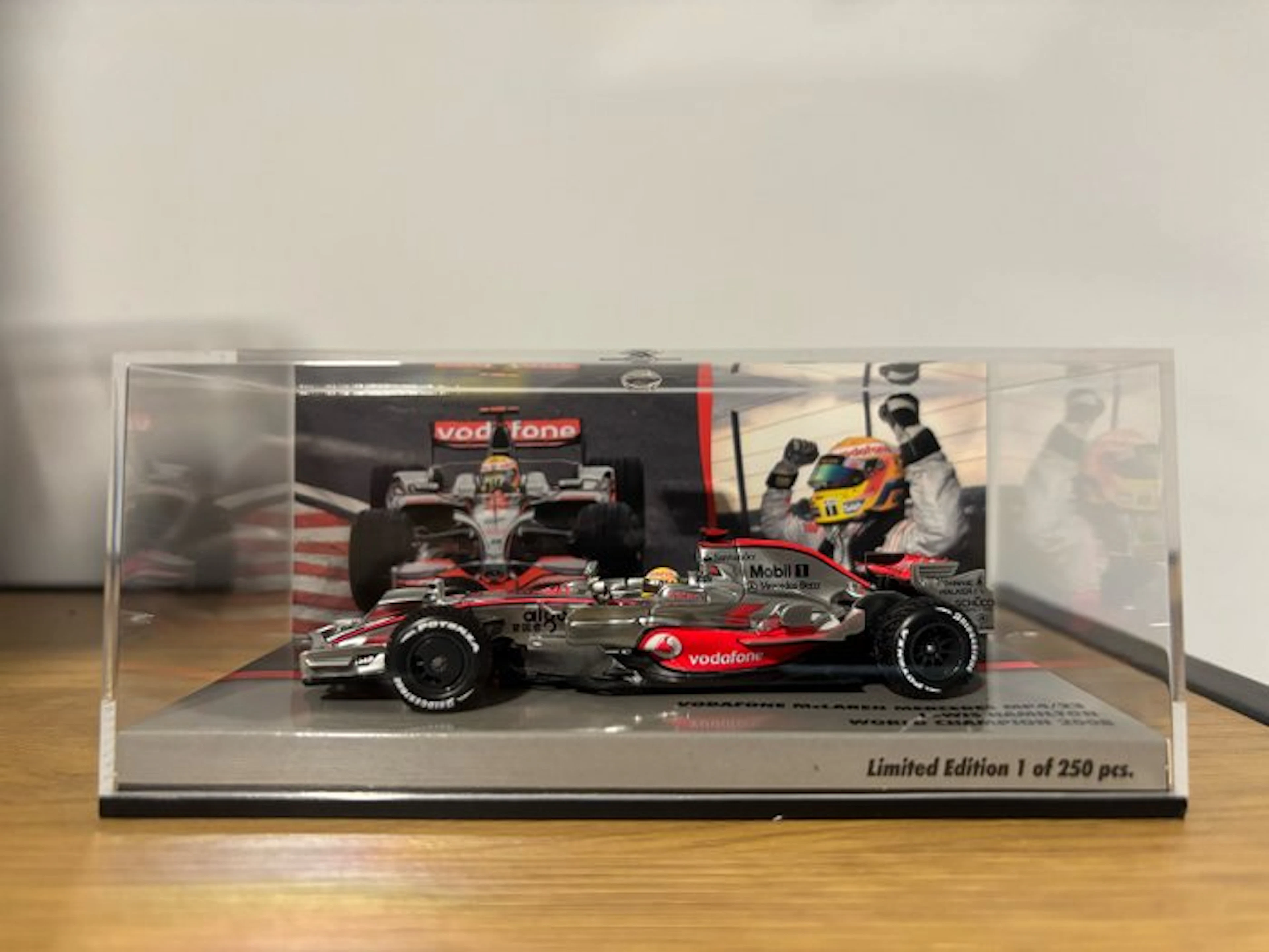 MiniChamps 1:43 - Model race car - Vodafone McLaren...
