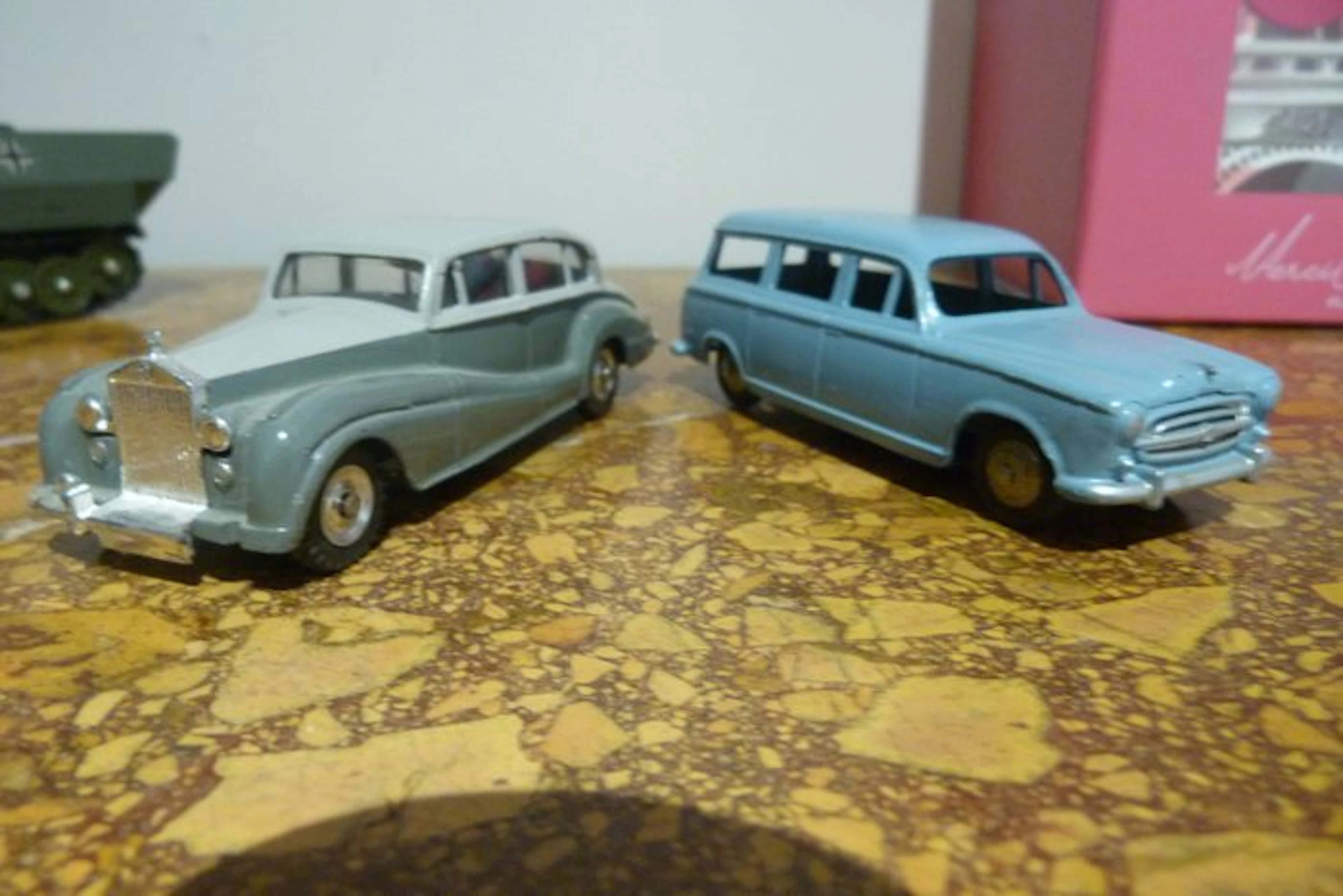Dinky Toys 1:43 - Model car (2) - Rolls-Royce Silver...