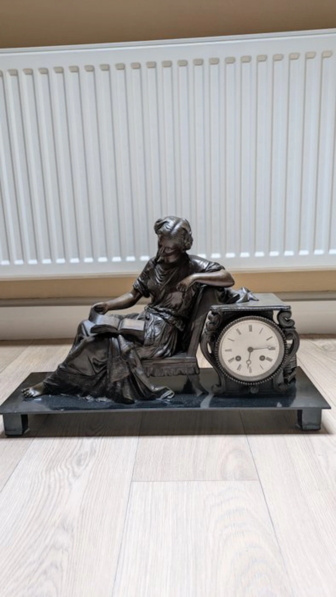 Figural mantel clock - - Patinated bronze - 1800-1850