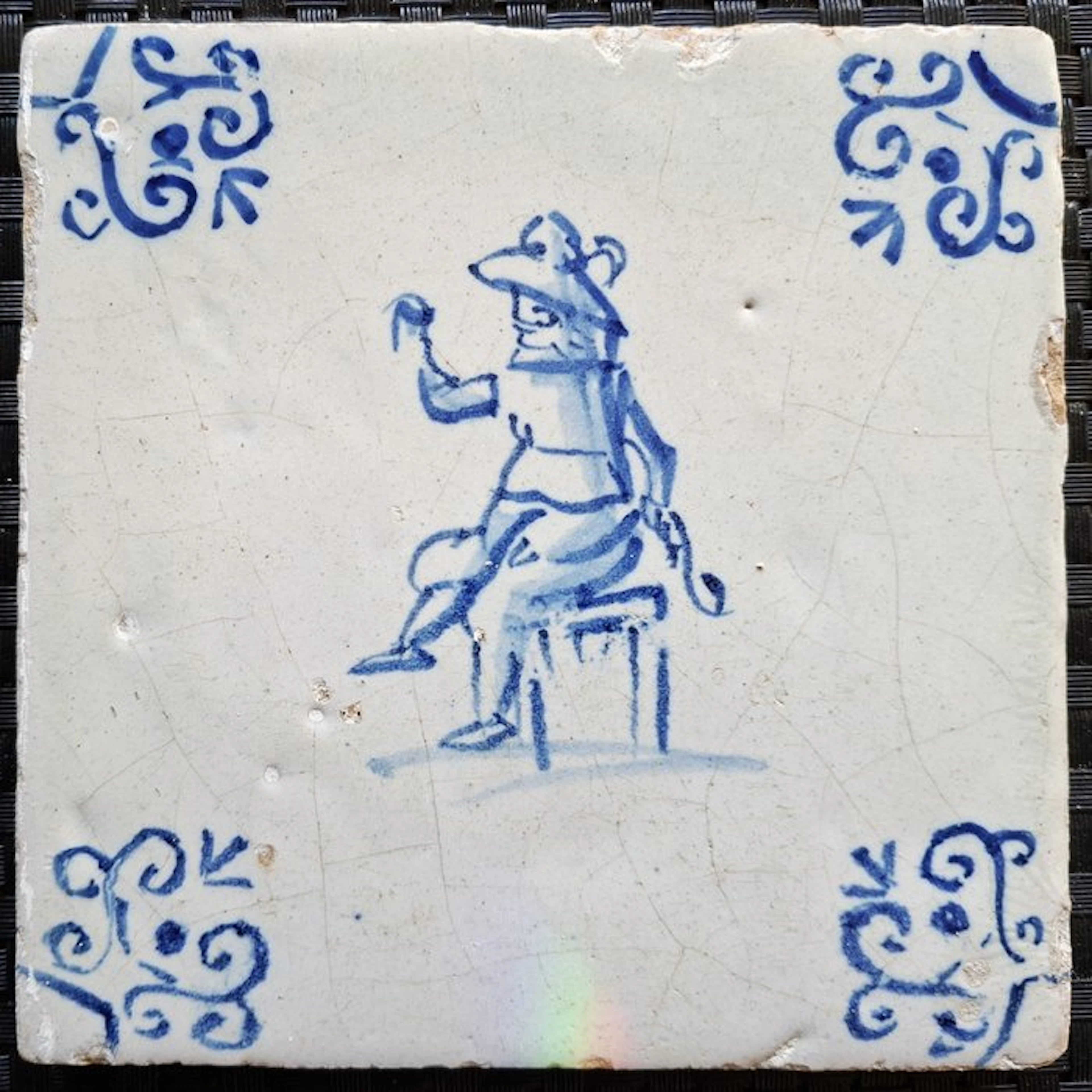 Tile - Antique Delft blue tile with a drinker. - 1600-1650