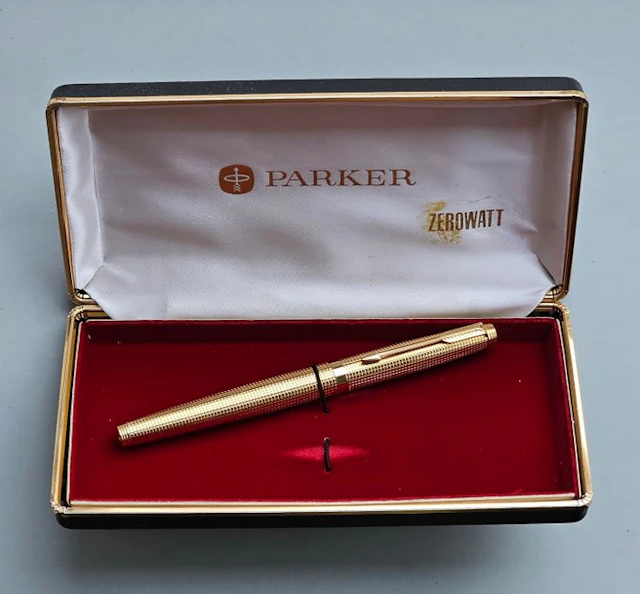 Parker - Parker 75 plaqué or motif diamant - Plume massif...