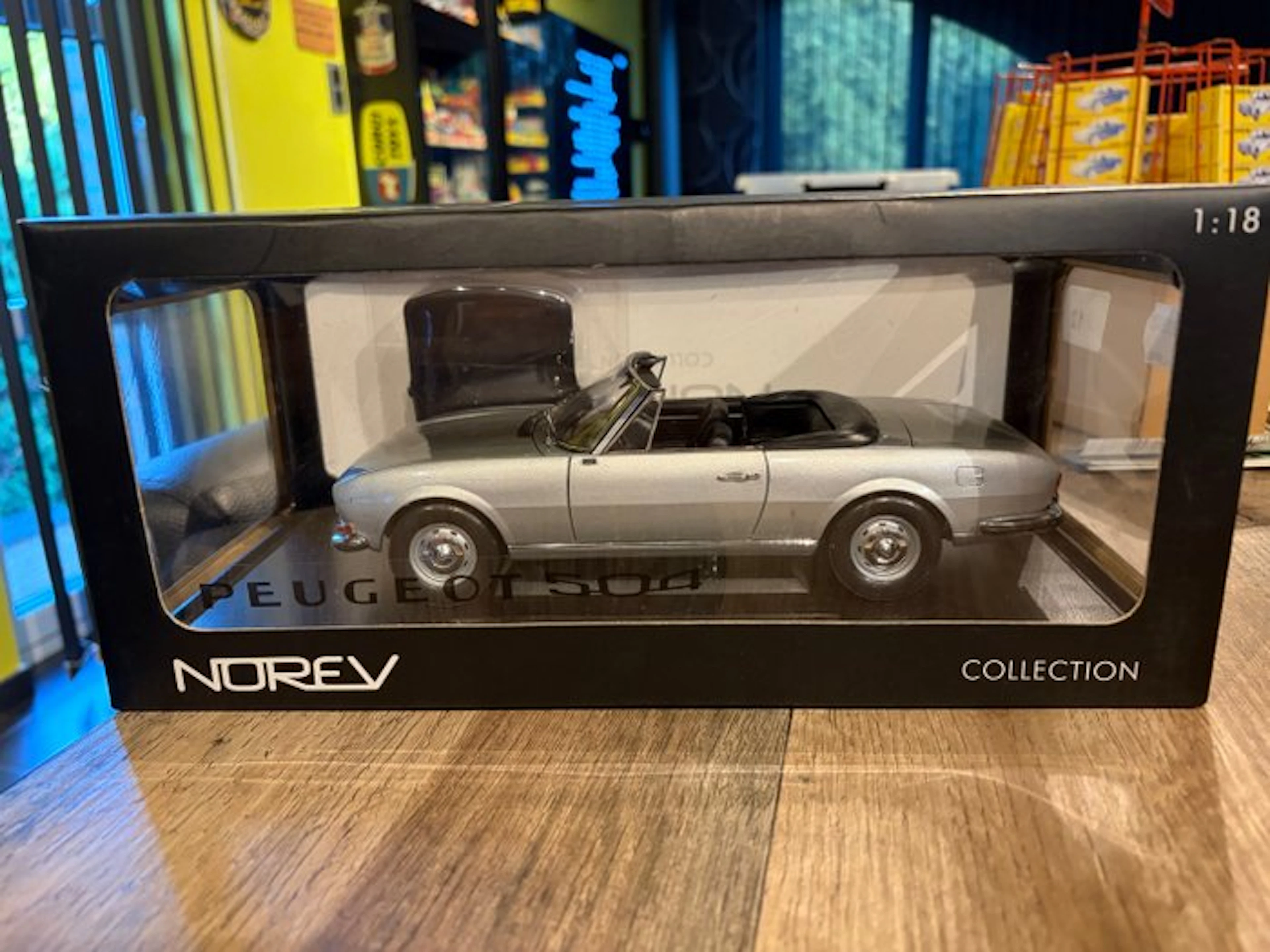 Norev 1:18 - Model car - Peugeot 504 Cabriolet