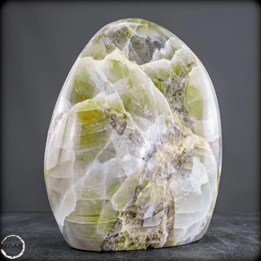 Außergewöhnliche Garnierit-Freeform – Grüner Mondstein- 3585.67 g