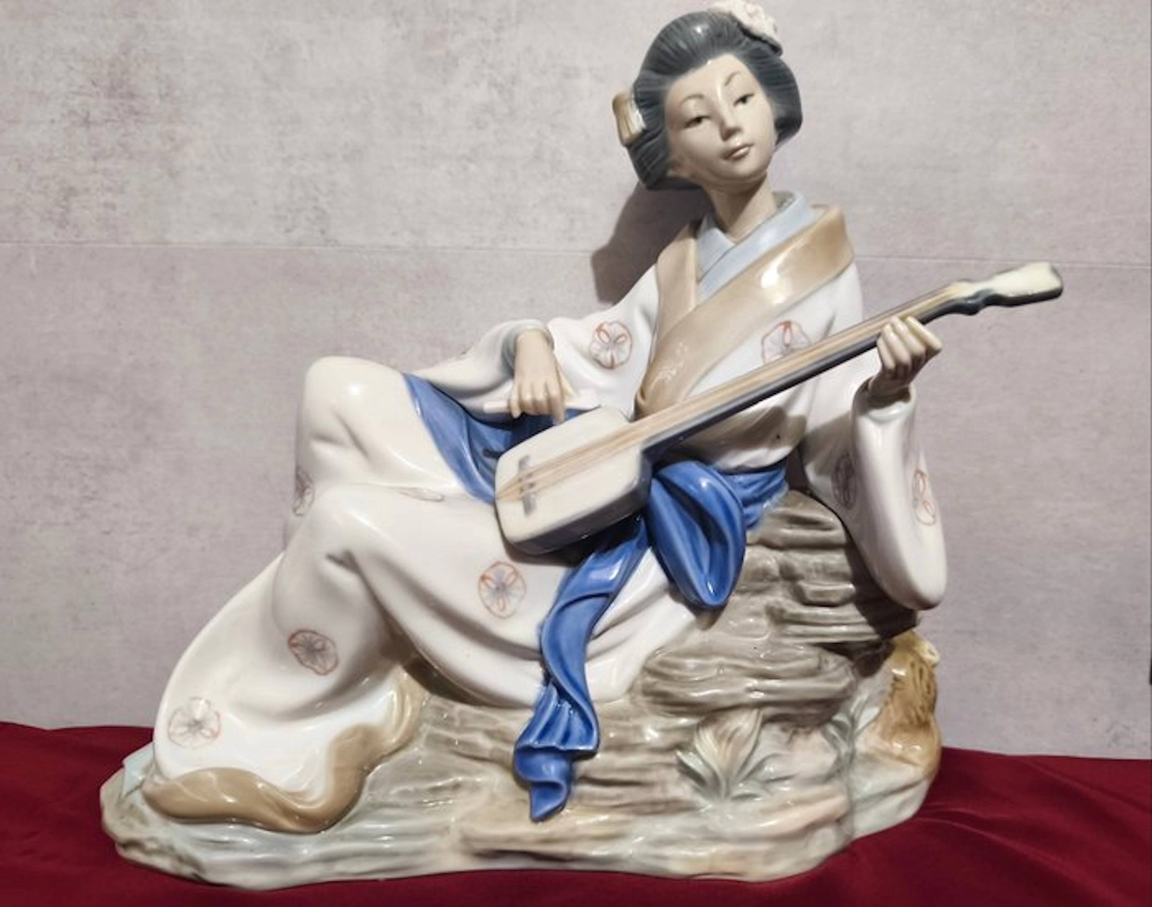 Nao by Lladró - Figure - Geisha tocando shamisen - Porcelain