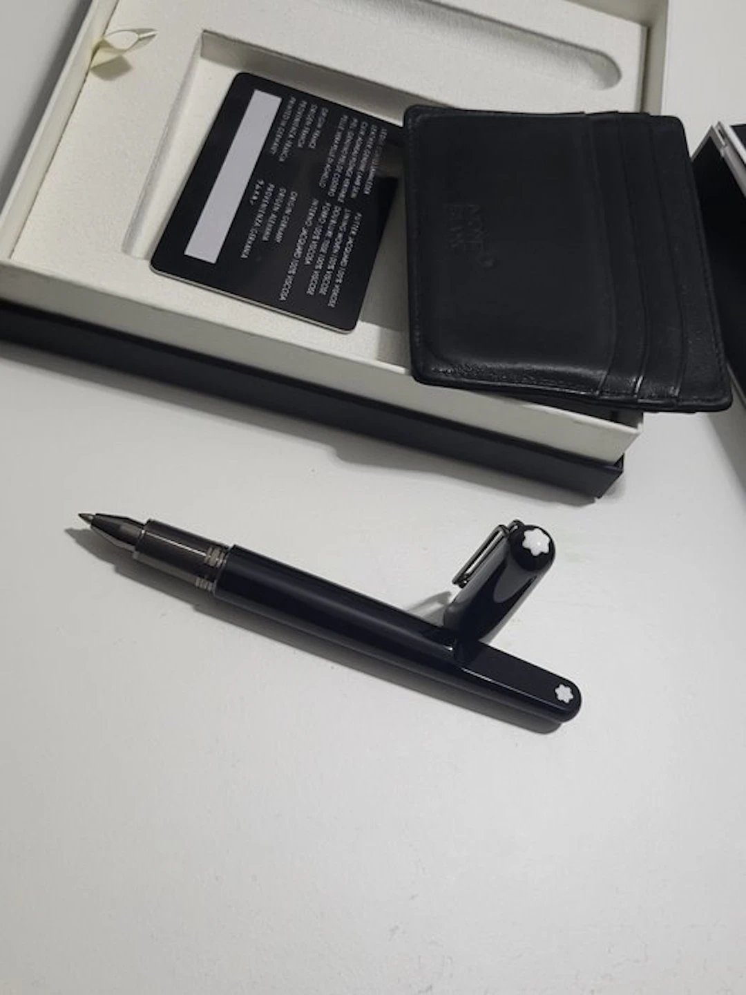 Coffret avec stylo Montblanc M. Inflight Rollerboll & porte-cartes 6cc - Pen