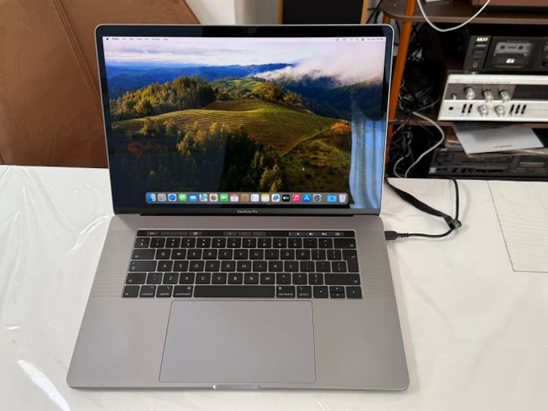 Apple MacBook Pro 15.5", HexaCore i7, 16GB RAM, 512GB NVMe, - Laptop (1)