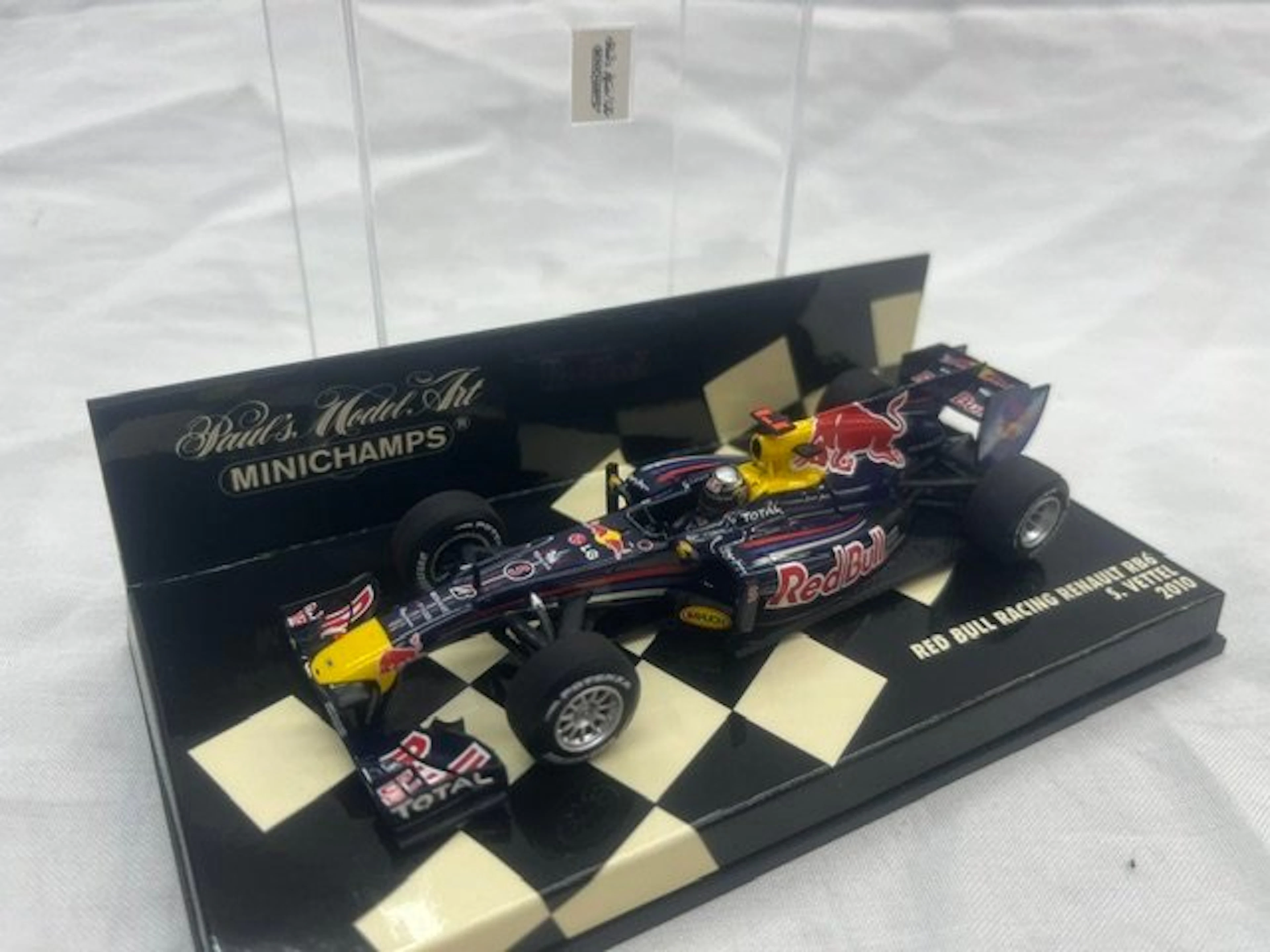 MiniChamps 1:43 - Model car - Red Bull Racing Renault RB6 S. Vettel 2010