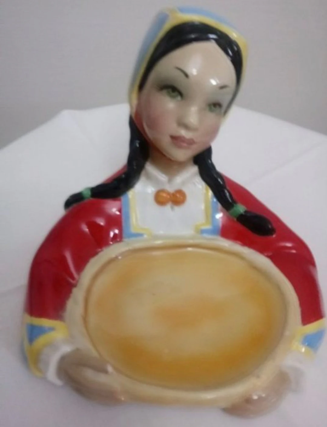 Figurine - Bambina con piatto - Porcelain, Ceramic, Glaze