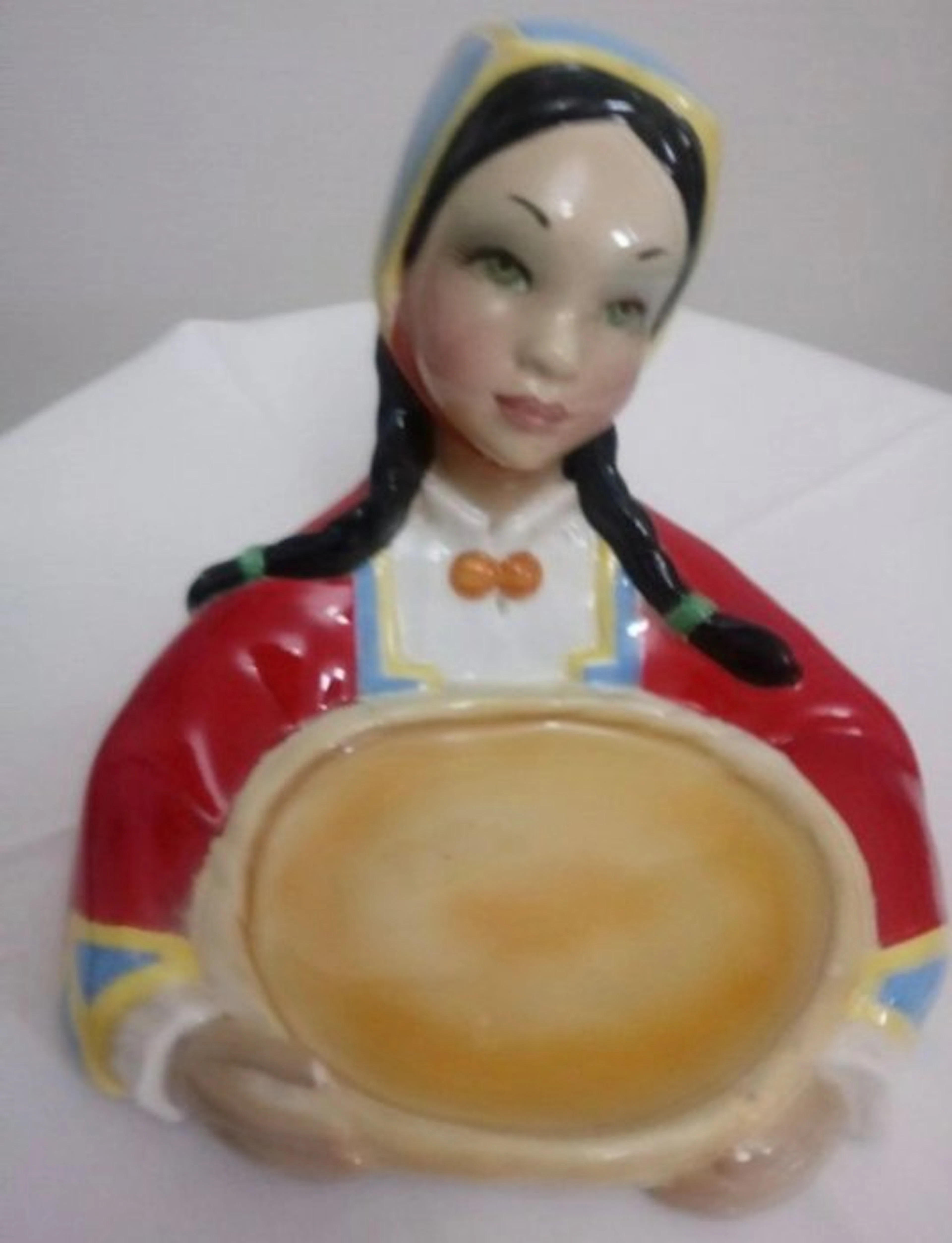 Figurine - Bambina con piatto - Porcelain, Ceramic, Glaze