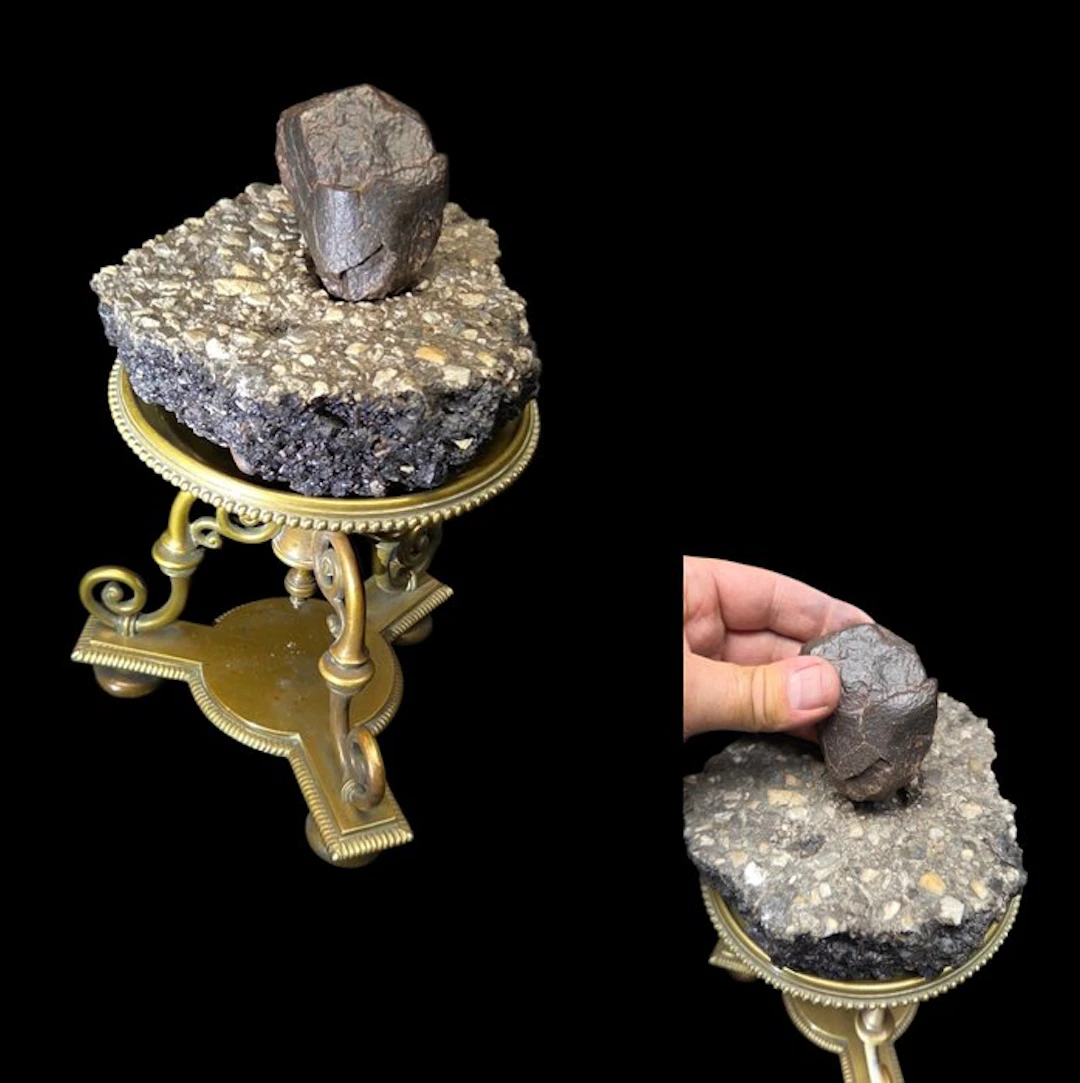 Meteorite impact on a piece of tar (Malli-Chondrite-208gr-7 cm long) - Diorama
