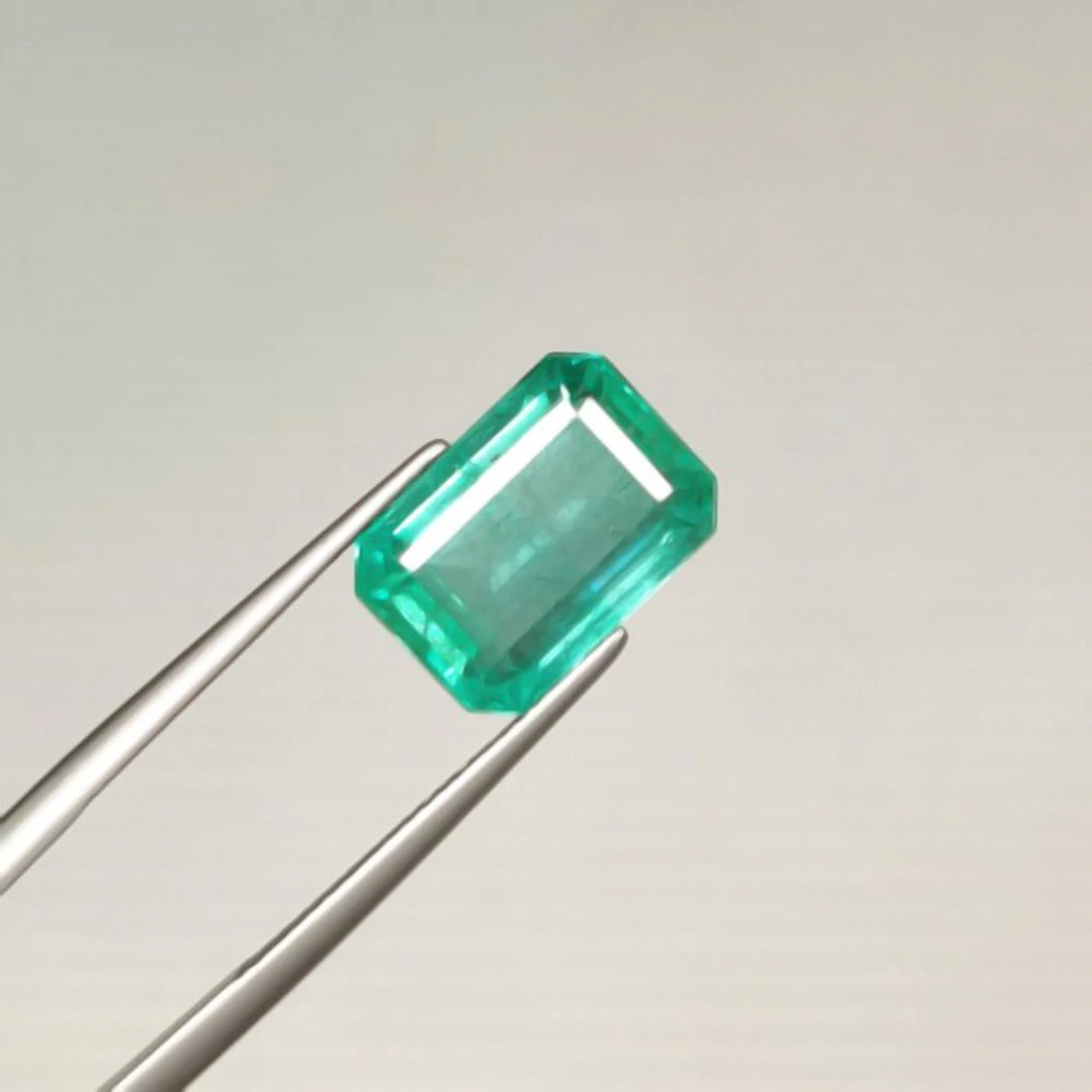 Green Emerald - 6.91 ct - International Gemological Institute (IGI) - Minor OIl